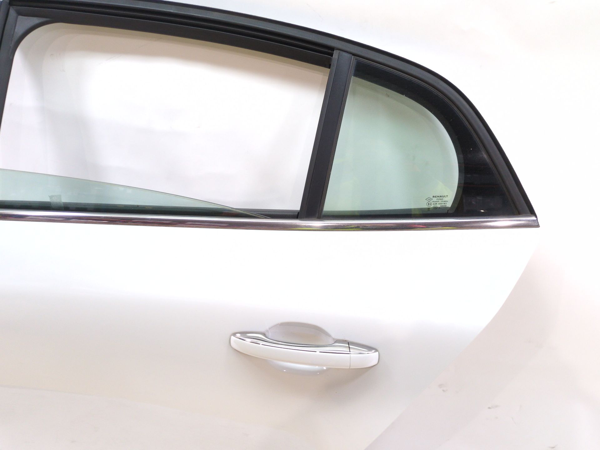 puerta_trasera_izquierda_821018343r_ice_white_bc_ov369_renault_megane_iv_sedan_1_5_blue_dci_115_lva6