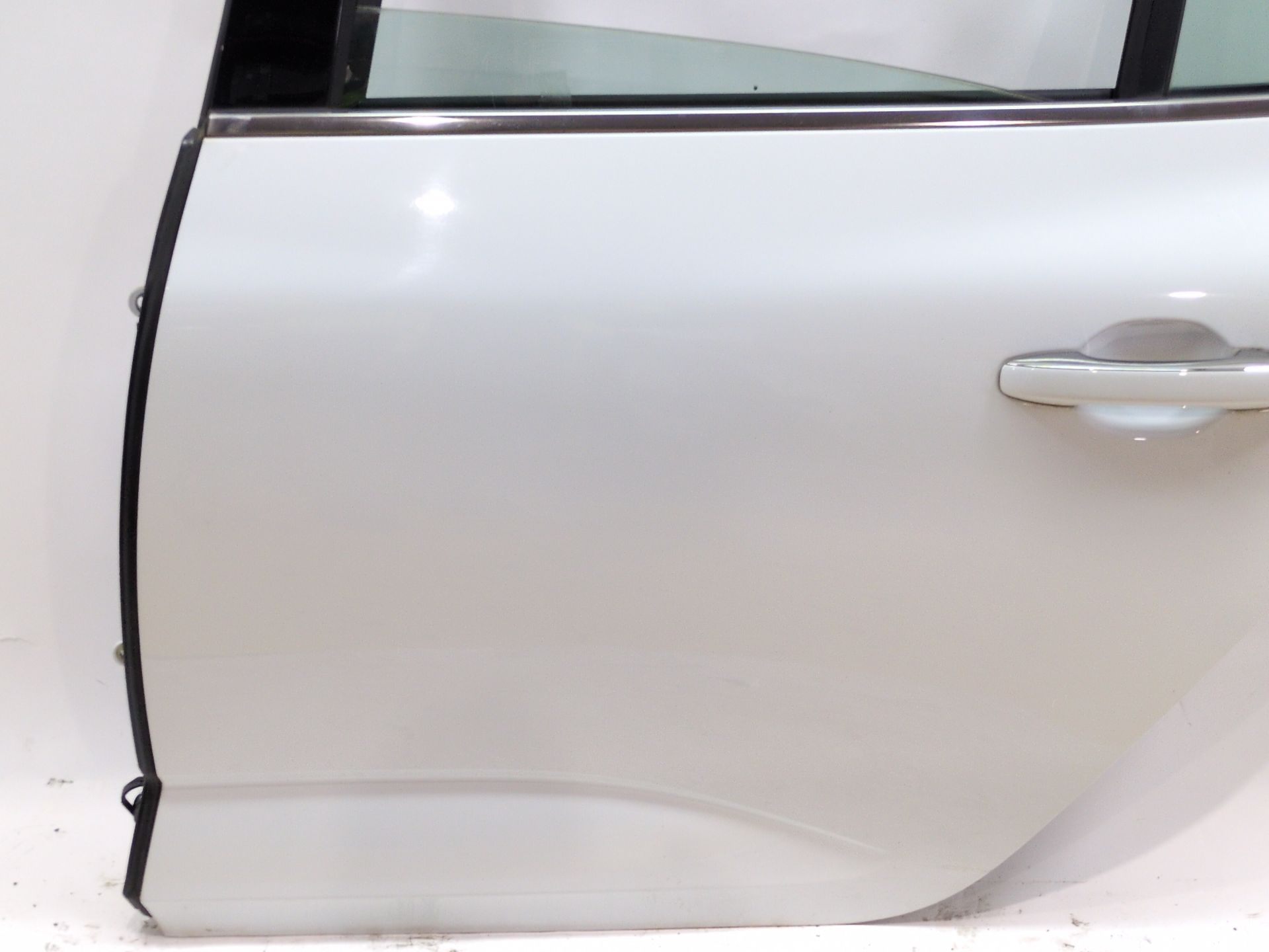 puerta_trasera_izquierda_821018343r_ice_white_bc_ov369_renault_megane_iv_sedan_1_5_blue_dci_115_lva6