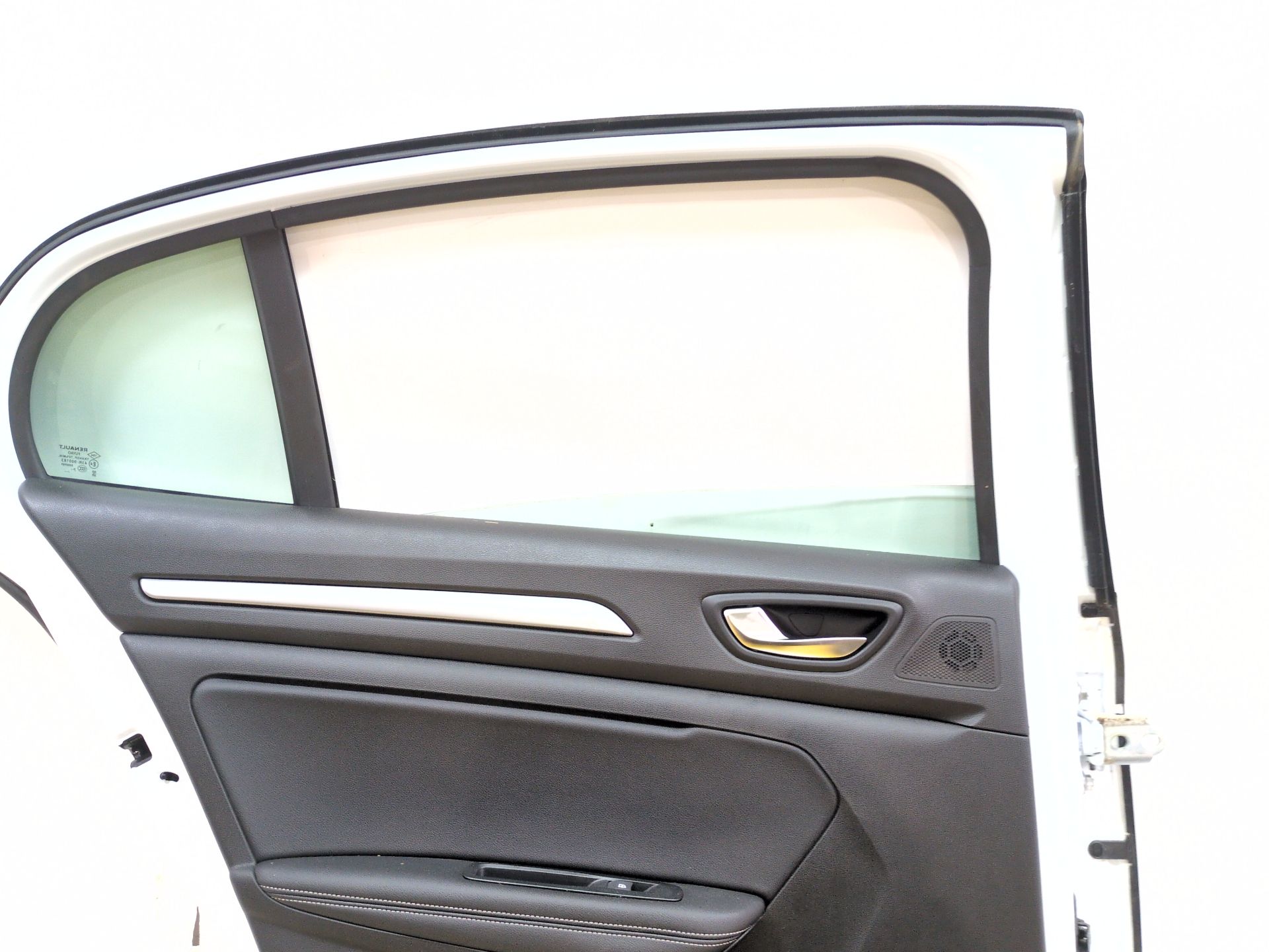 puerta_trasera_izquierda_821018343r_ice_white_bc_ov369_renault_megane_iv_sedan_1_5_blue_dci_115_lva6