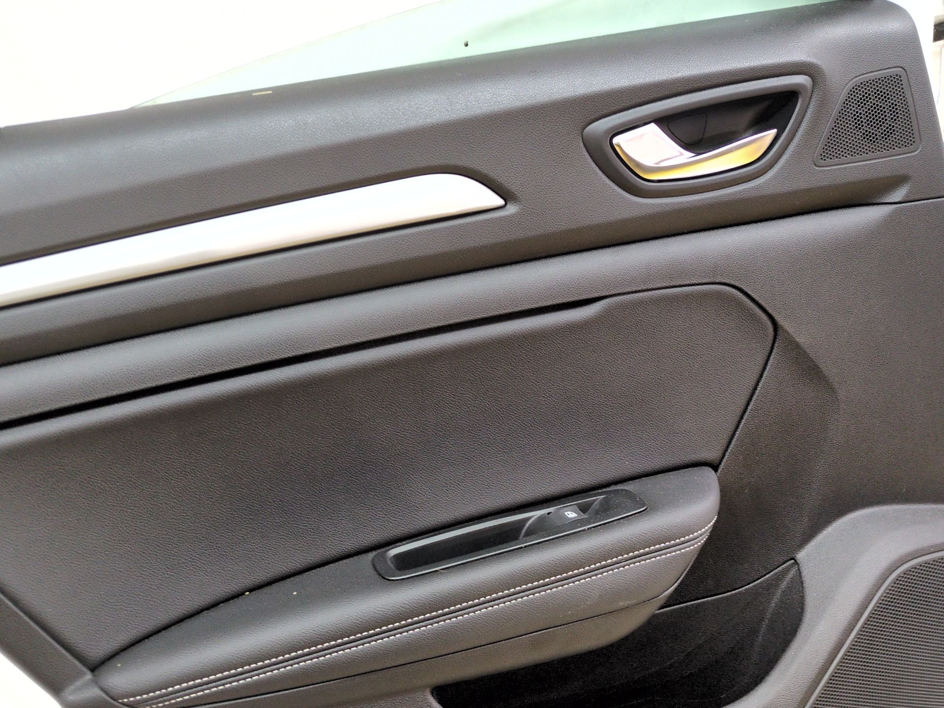 puerta_trasera_izquierda_821018343r_ice_white_bc_ov369_renault_megane_iv_sedan_1_5_blue_dci_115_lva6