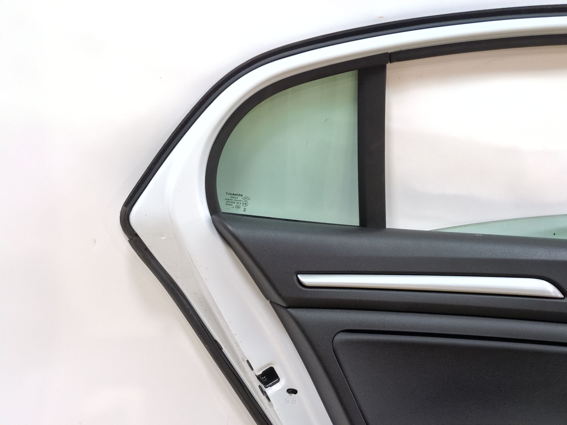 puerta_trasera_izquierda_821018343r_ice_white_bc_ov369_renault_megane_iv_sedan_1_5_blue_dci_115_lva6