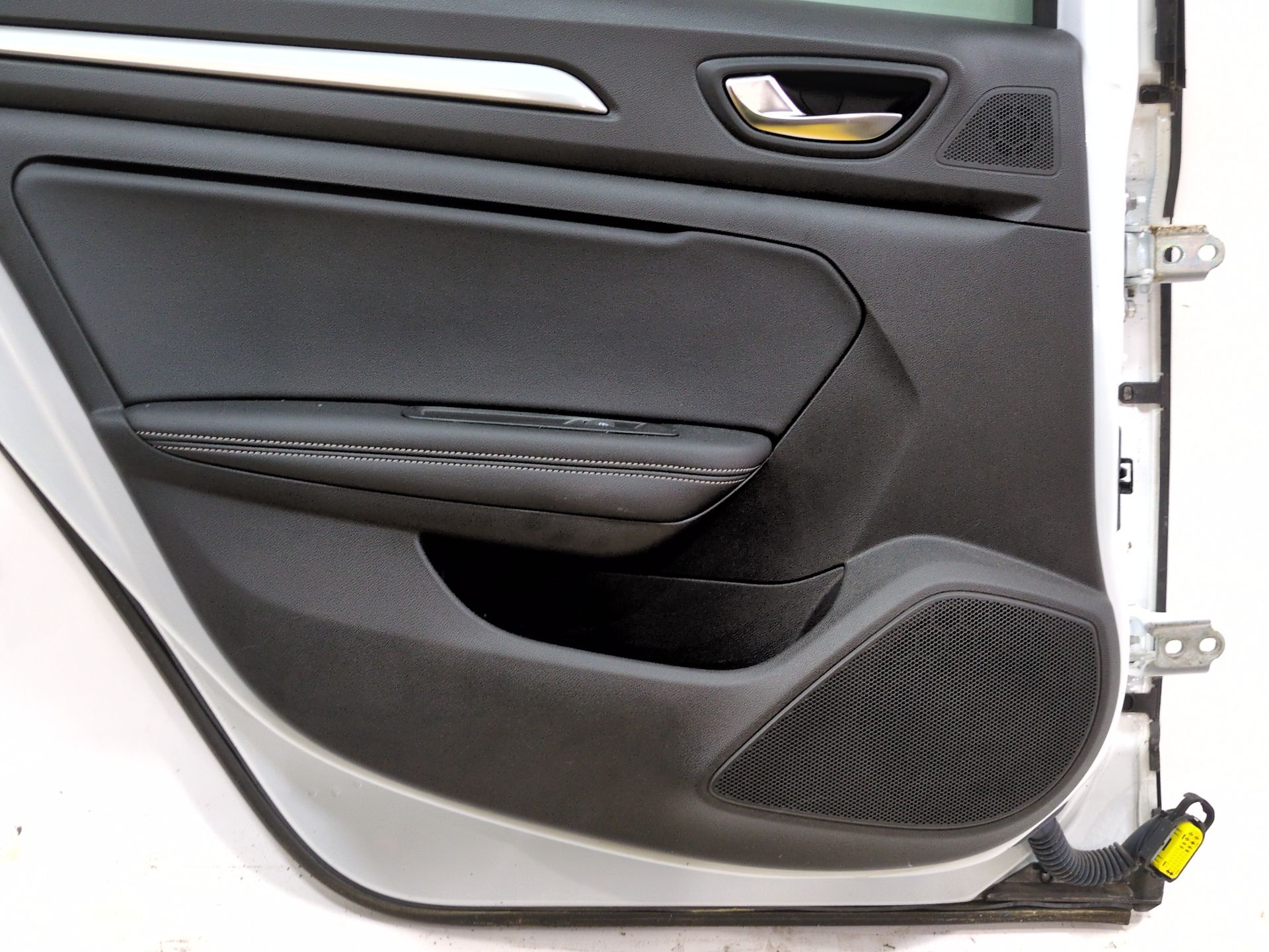 puerta_trasera_izquierda_821018343r_ice_white_bc_ov369_renault_megane_iv_sedan_1_5_blue_dci_115_lva6