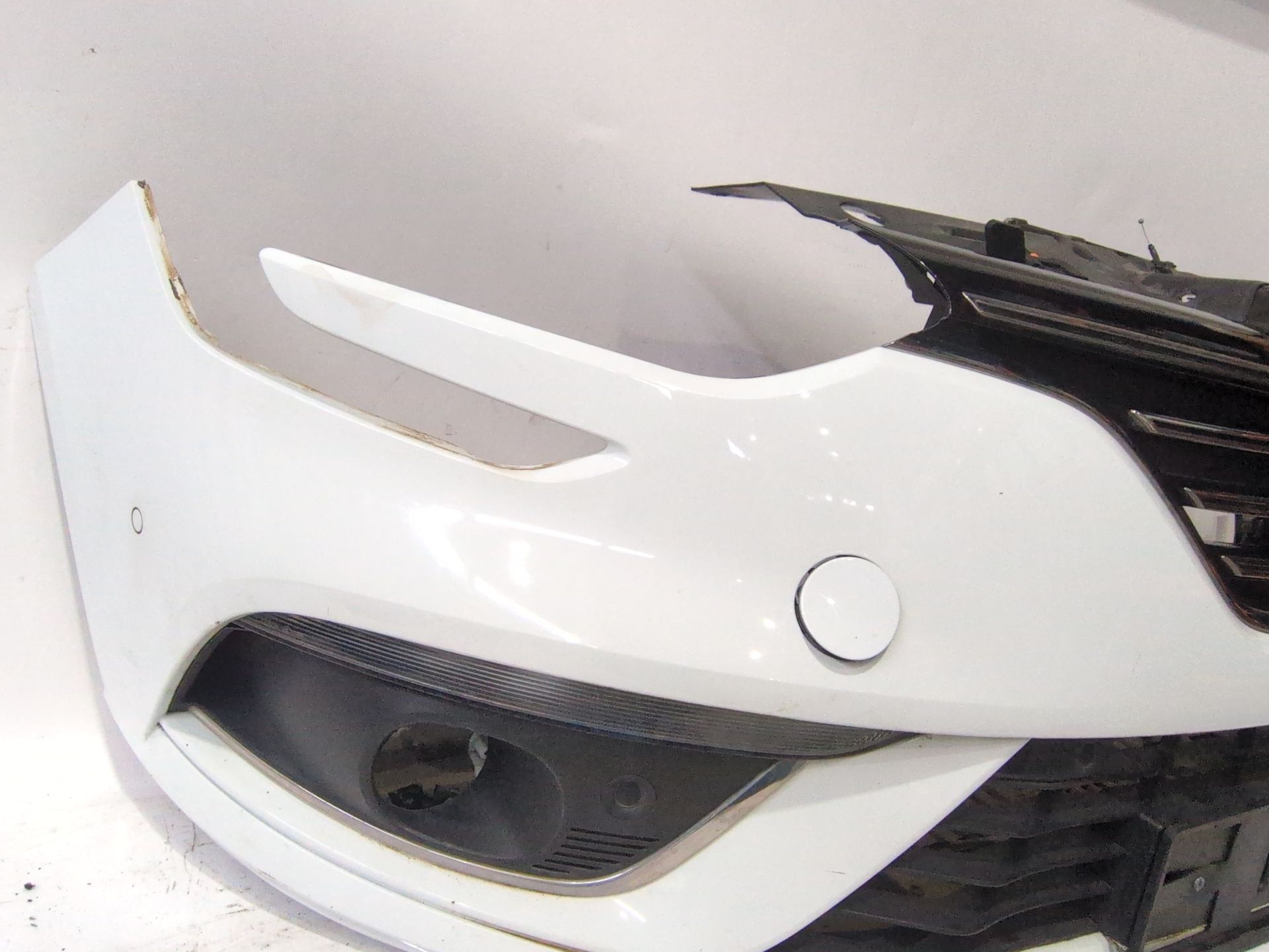 paragolpes_delantero_620220807r_ice_white_bc_ov369_renault_megane_iv_sedan_1_5_blue_dci_115_lva6