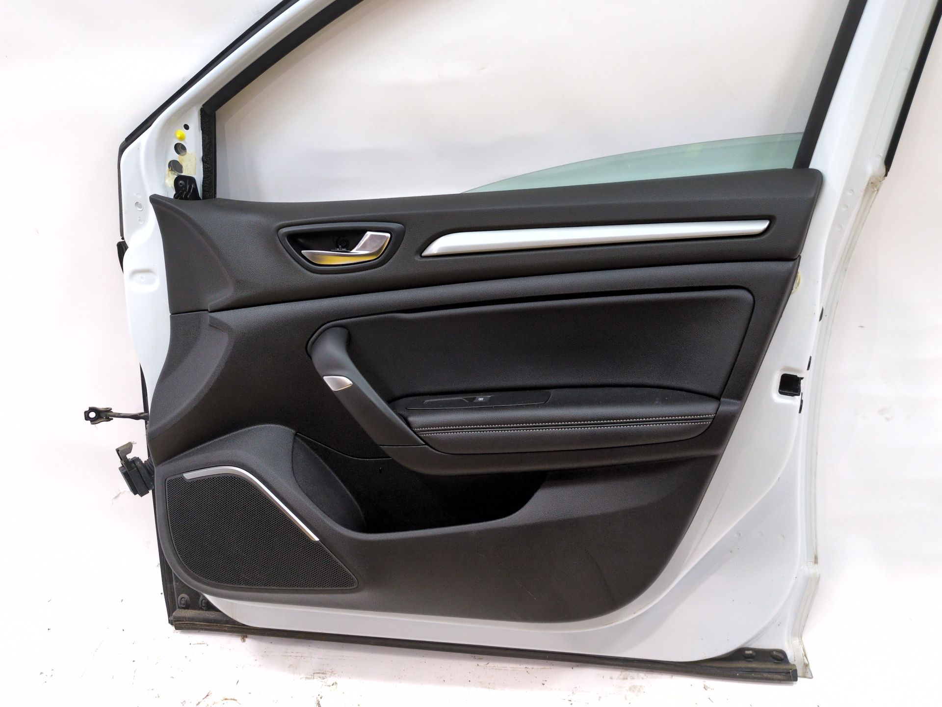 puerta_delantera_derecha_801008869r_ice_white_bc_ov369_renault_megane_iv_sedan_1_5_blue_dci_115_lva6