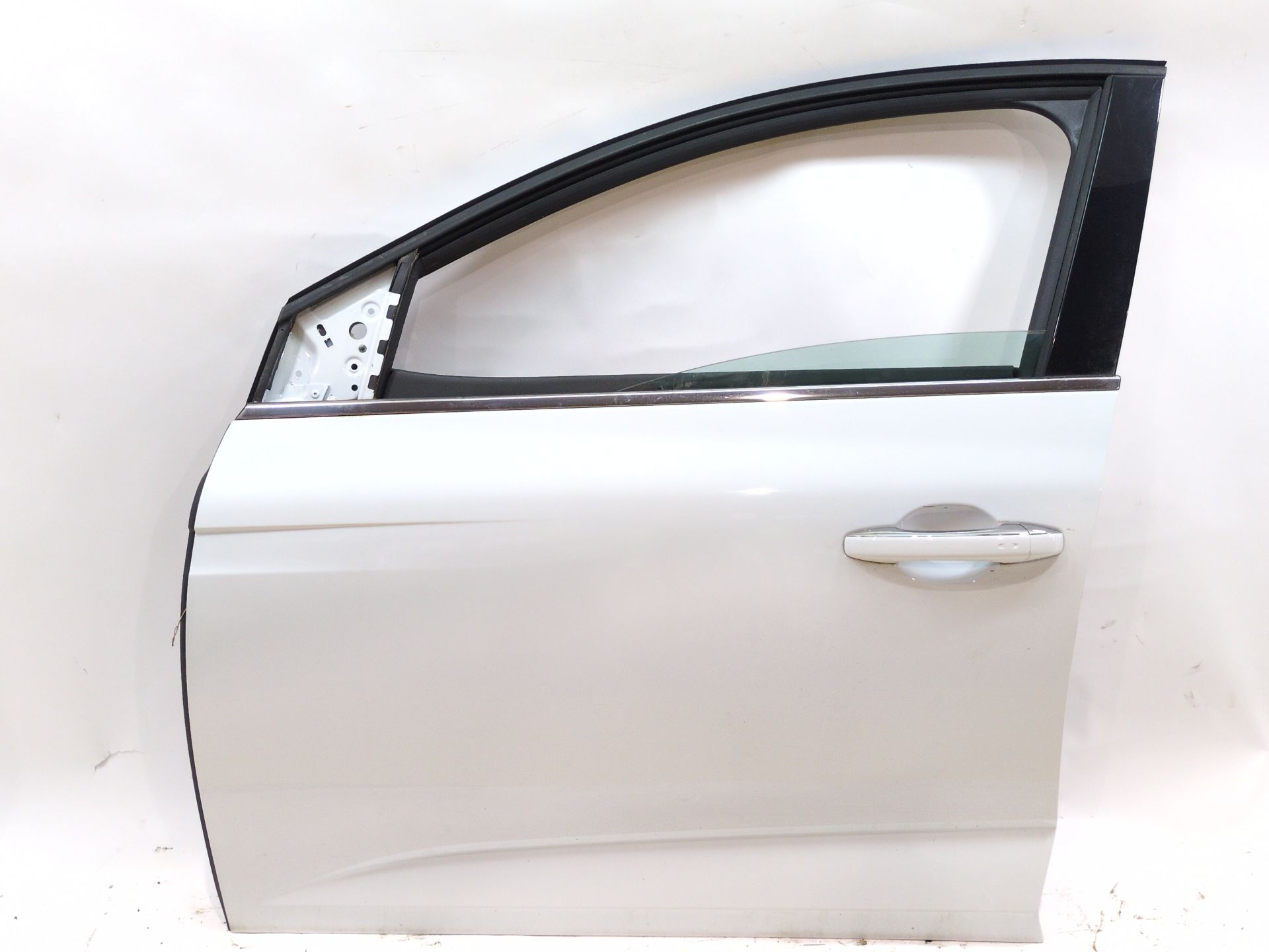 puerta_delantera_izquierda_801013672r_ice_white_bc_ov369_renault_megane_iv_sedan_1_5_blue_dci_115_lva6