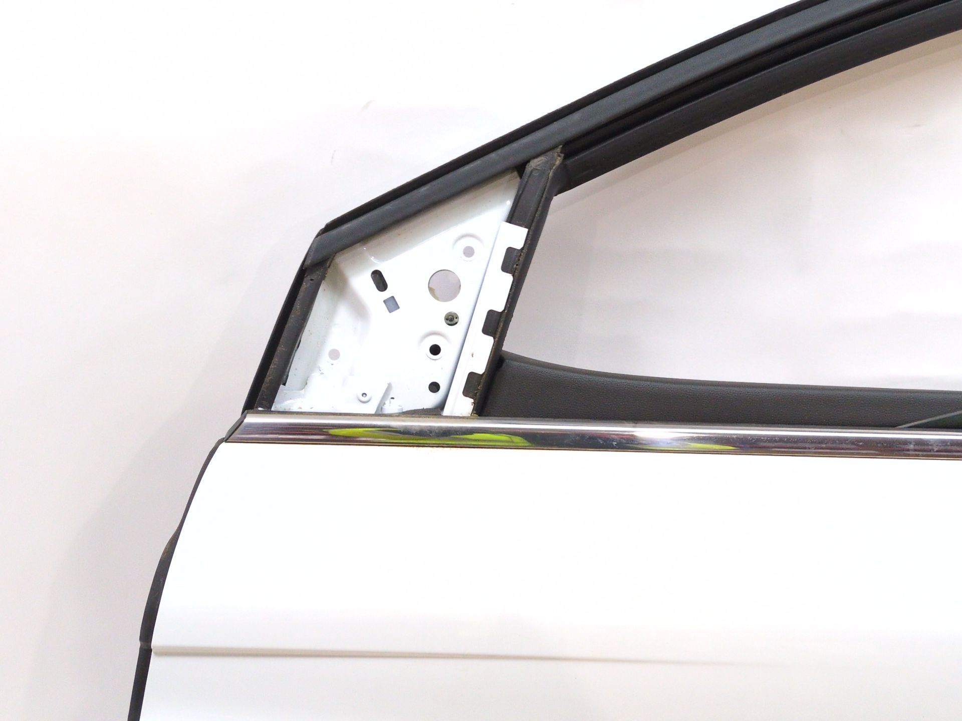 puerta_delantera_izquierda_801013672r_ice_white_bc_ov369_renault_megane_iv_sedan_1_5_blue_dci_115_lva6