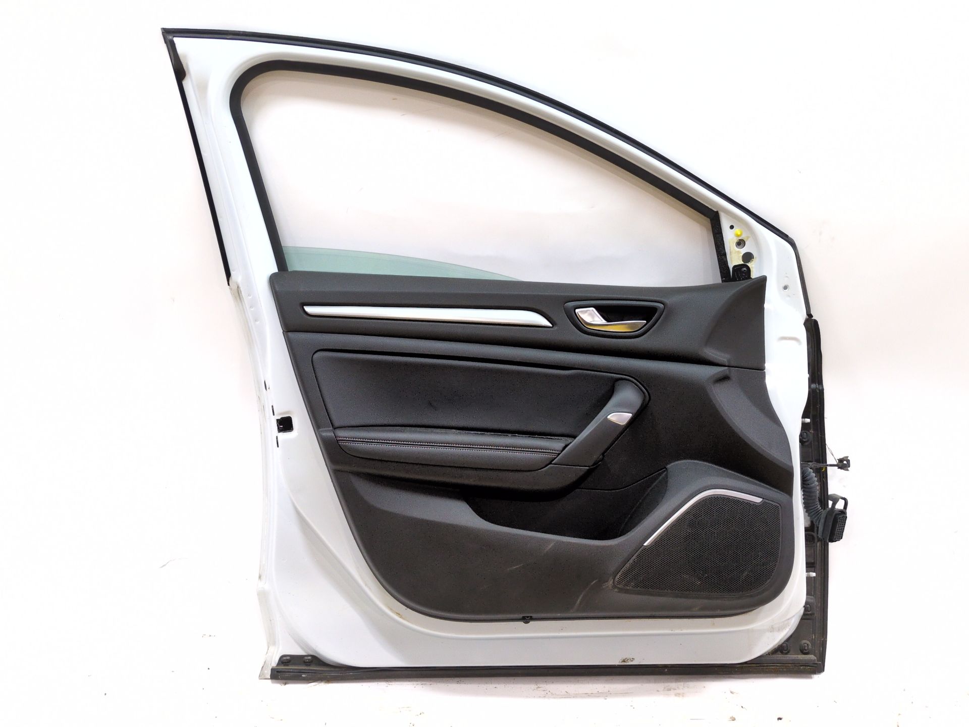 puerta_delantera_izquierda_801013672r_ice_white_bc_ov369_renault_megane_iv_sedan_1_5_blue_dci_115_lva6