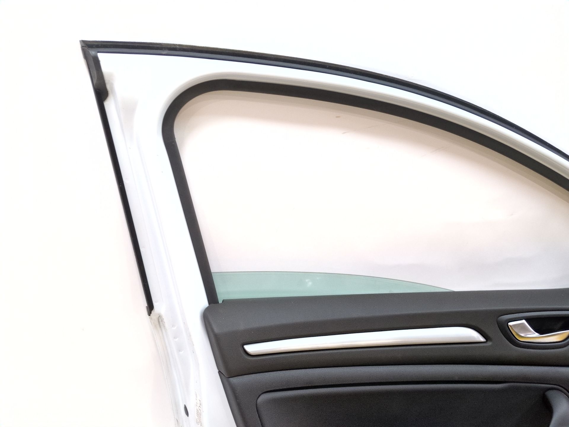 puerta_delantera_izquierda_801013672r_ice_white_bc_ov369_renault_megane_iv_sedan_1_5_blue_dci_115_lva6