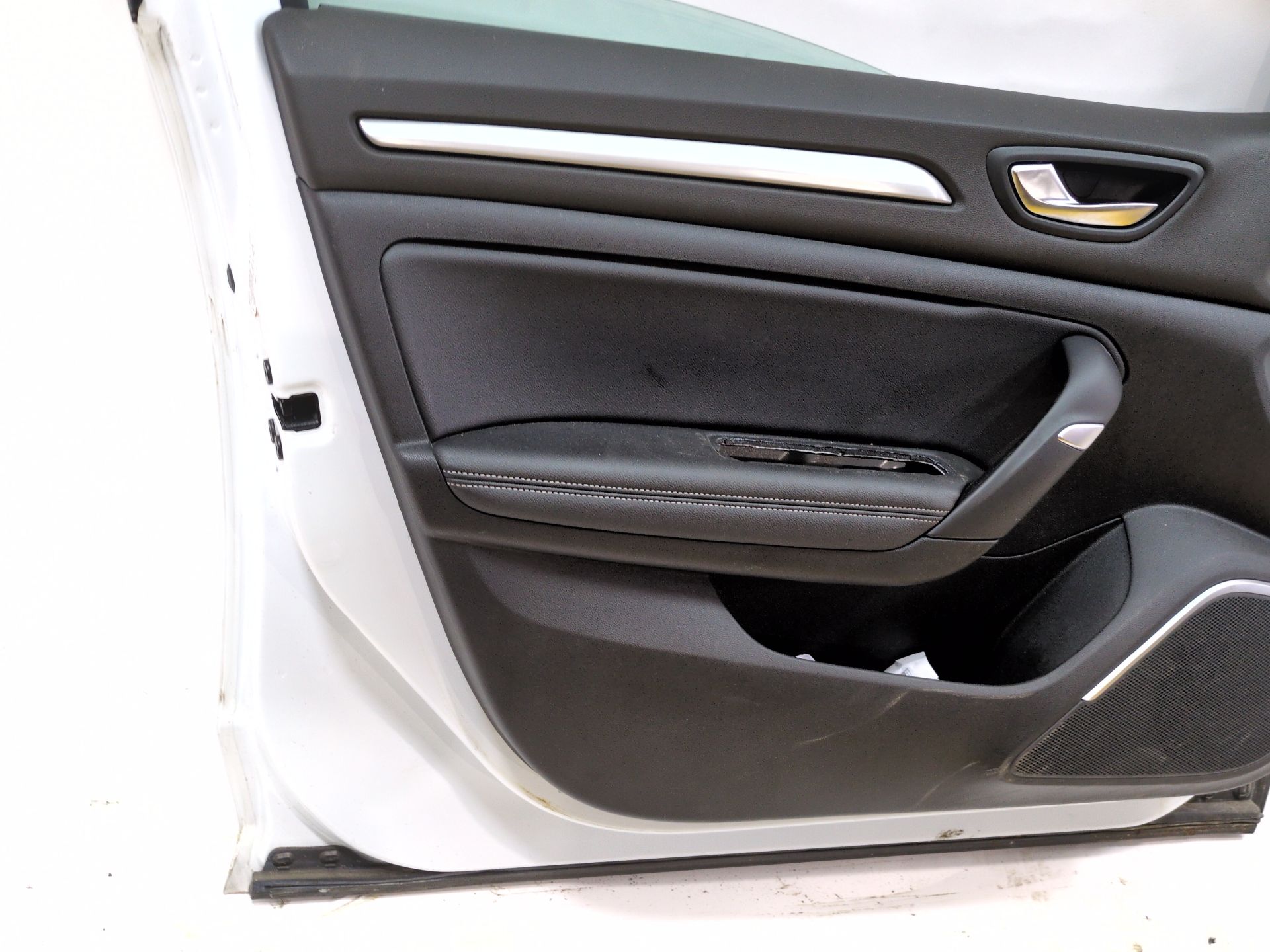 puerta_delantera_izquierda_801013672r_ice_white_bc_ov369_renault_megane_iv_sedan_1_5_blue_dci_115_lva6