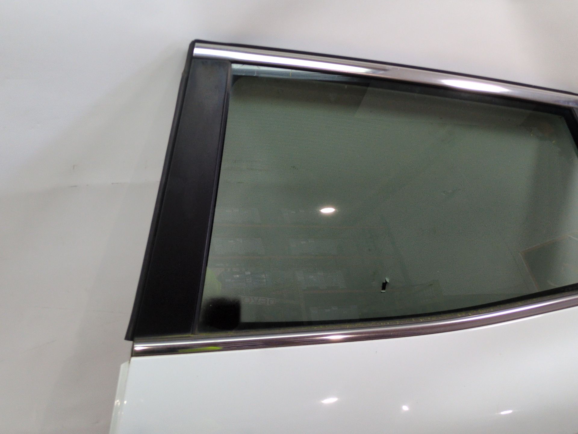 puerta_trasera_izquierda_821016878r_ice_white_bc_ov369_renault_kadjar_ha_hl_1_5_blue_dci_115