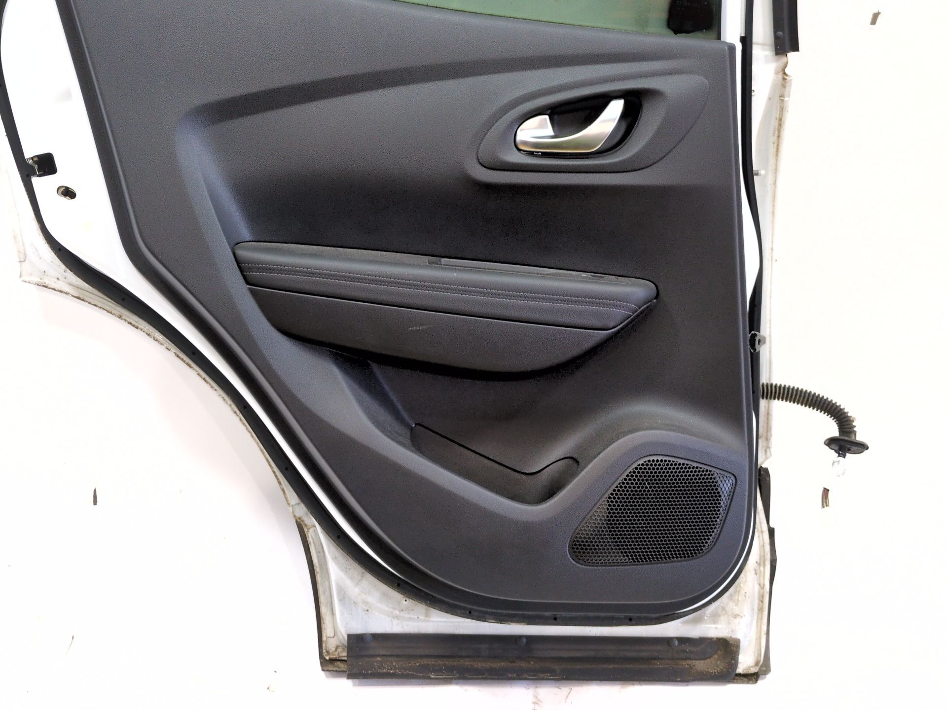 puerta_trasera_izquierda_821016878r_ice_white_bc_ov369_renault_kadjar_ha_hl_1_5_blue_dci_115