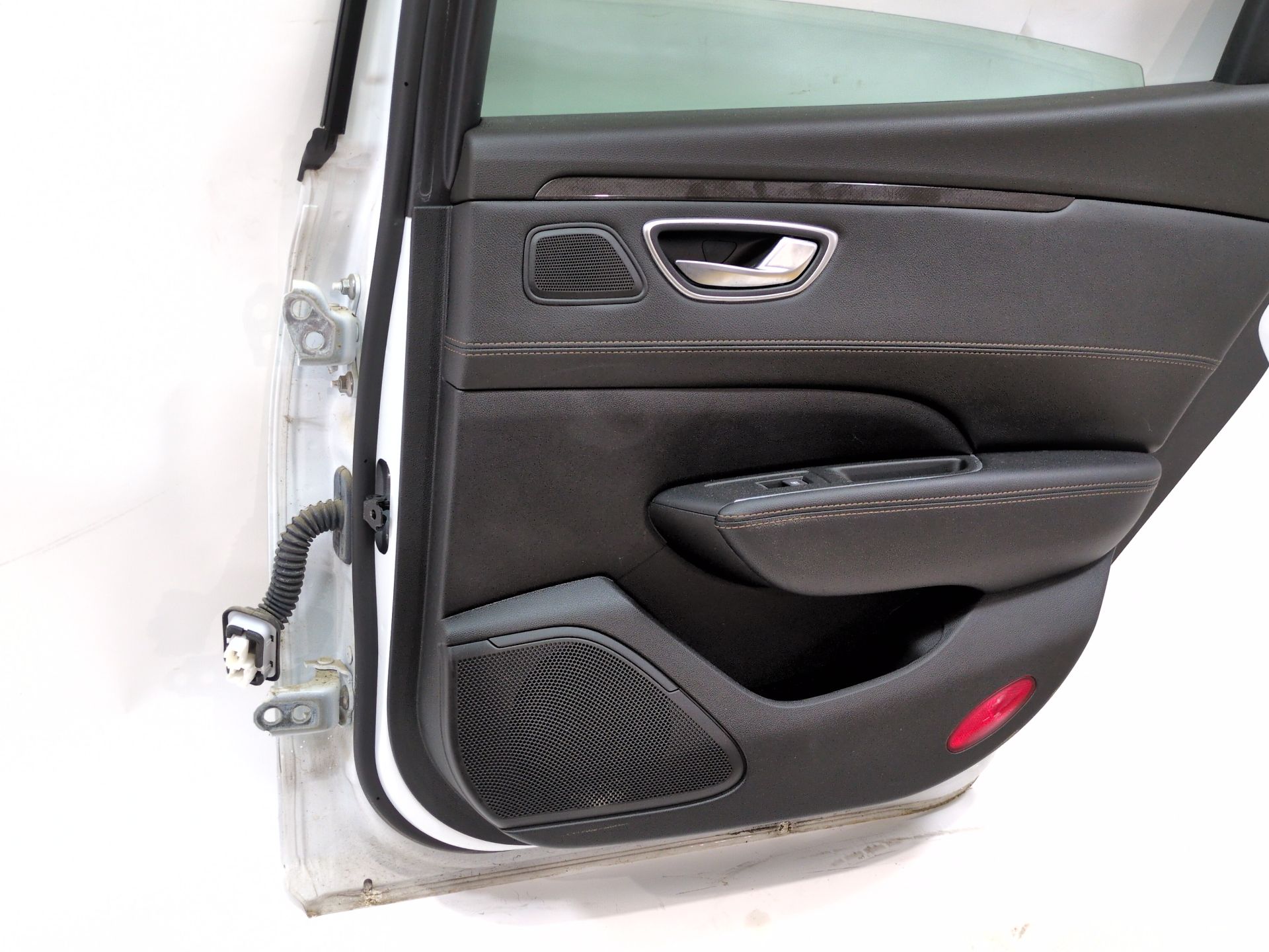 puerta_trasera_derecha_821003230r_ice_white_bc_ov369_renault_talisman_lp_2_0_blue_dci_200_lpal