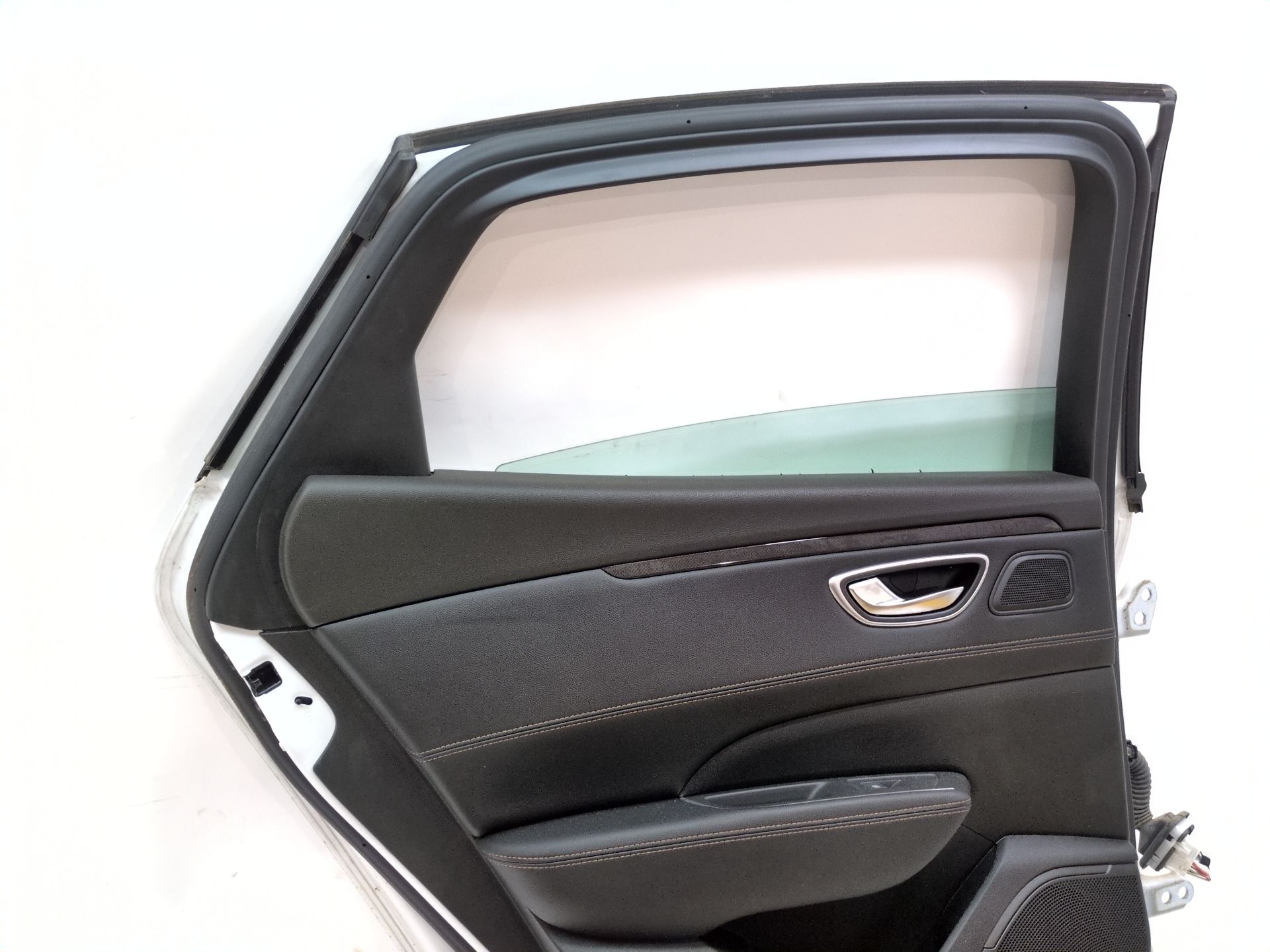 puerta_trasera_izquierda_821015974r_ice_white_bc_ov369_renault_talisman_lp_2_0_blue_dci_200_lpal