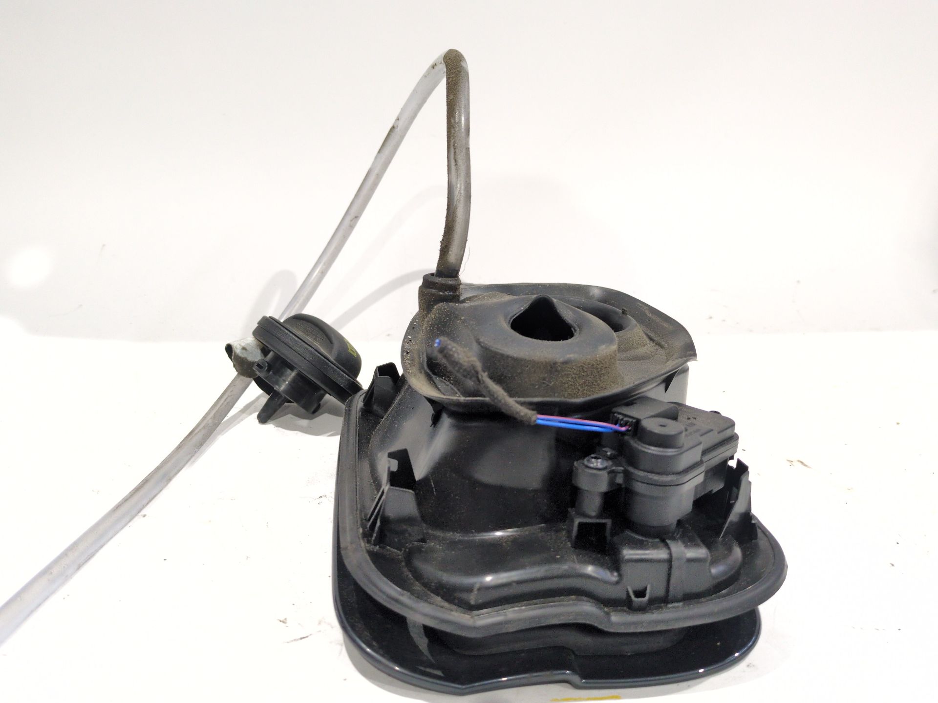 tapa_exterior_combustible_8w0809906_audi_a4_b9_8w2_8wc_30_tdi_mild_hybrid