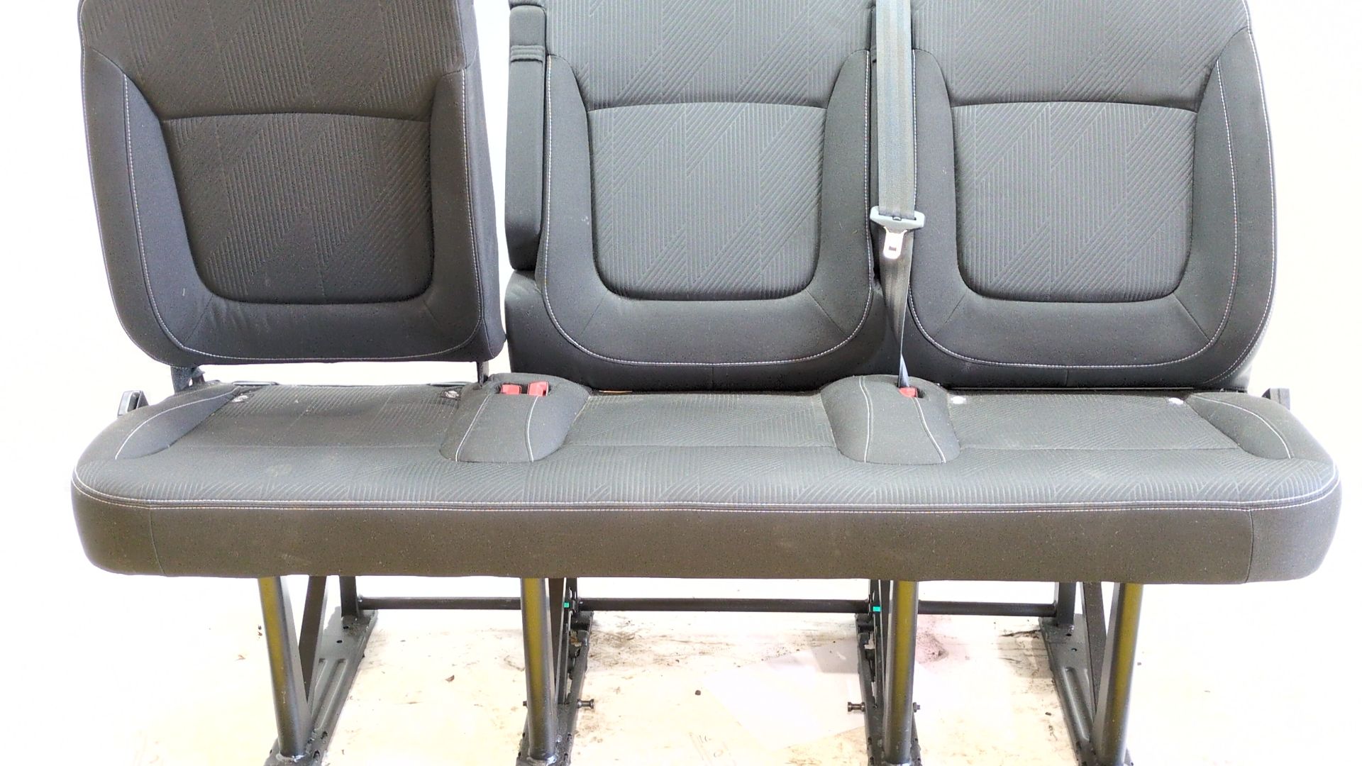 asiento_trasero_medio_873708464r_886706478r_886203010r_renault_trafic_iii_autobus_jg_2_0_dci_170_jgmm_jgmv