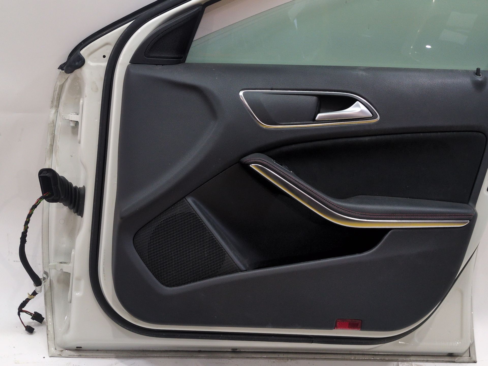 puerta_delantera_izquierda_a1767200105_650_blanco_calcita_acabado_estandar_mercedes_benz_clase_a_w176_a_200_cdi_176_001