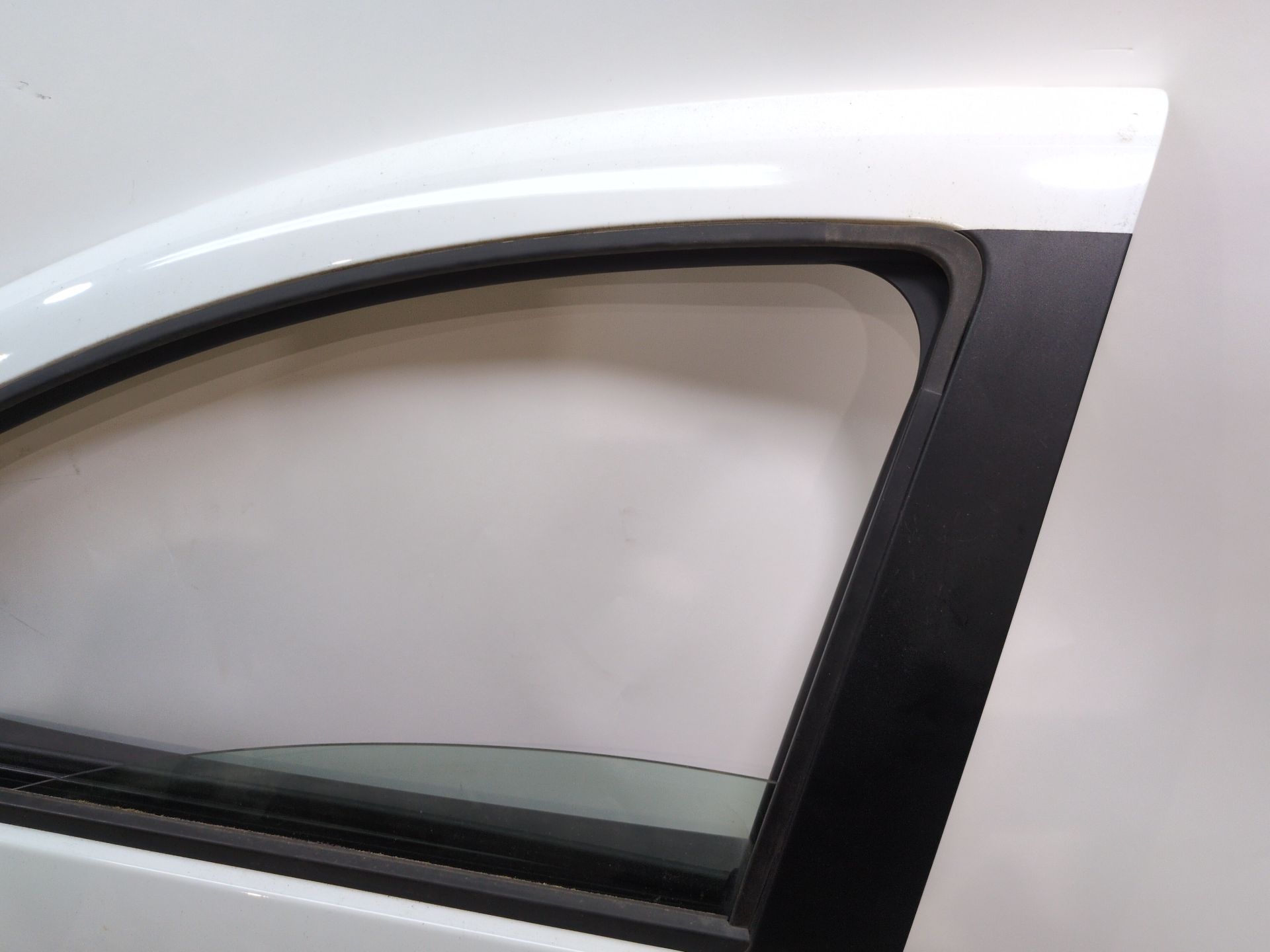 puerta_delantera_izquierda_801019736r_ice_white_bc_ov369_dacia_duster_hm_1_5_dci_115_hmad