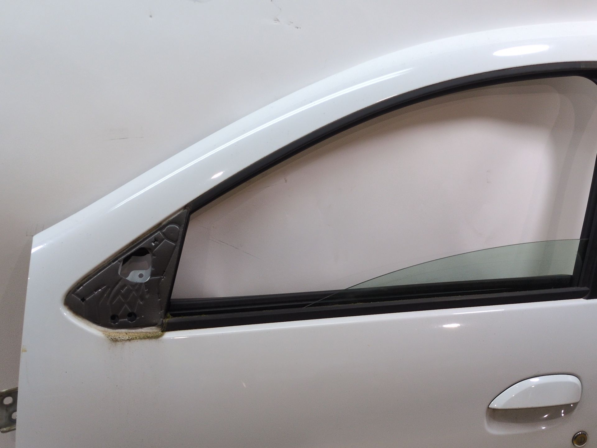 puerta_delantera_izquierda_801019736r_ice_white_bc_ov369_dacia_duster_hm_1_5_dci_115_hmad