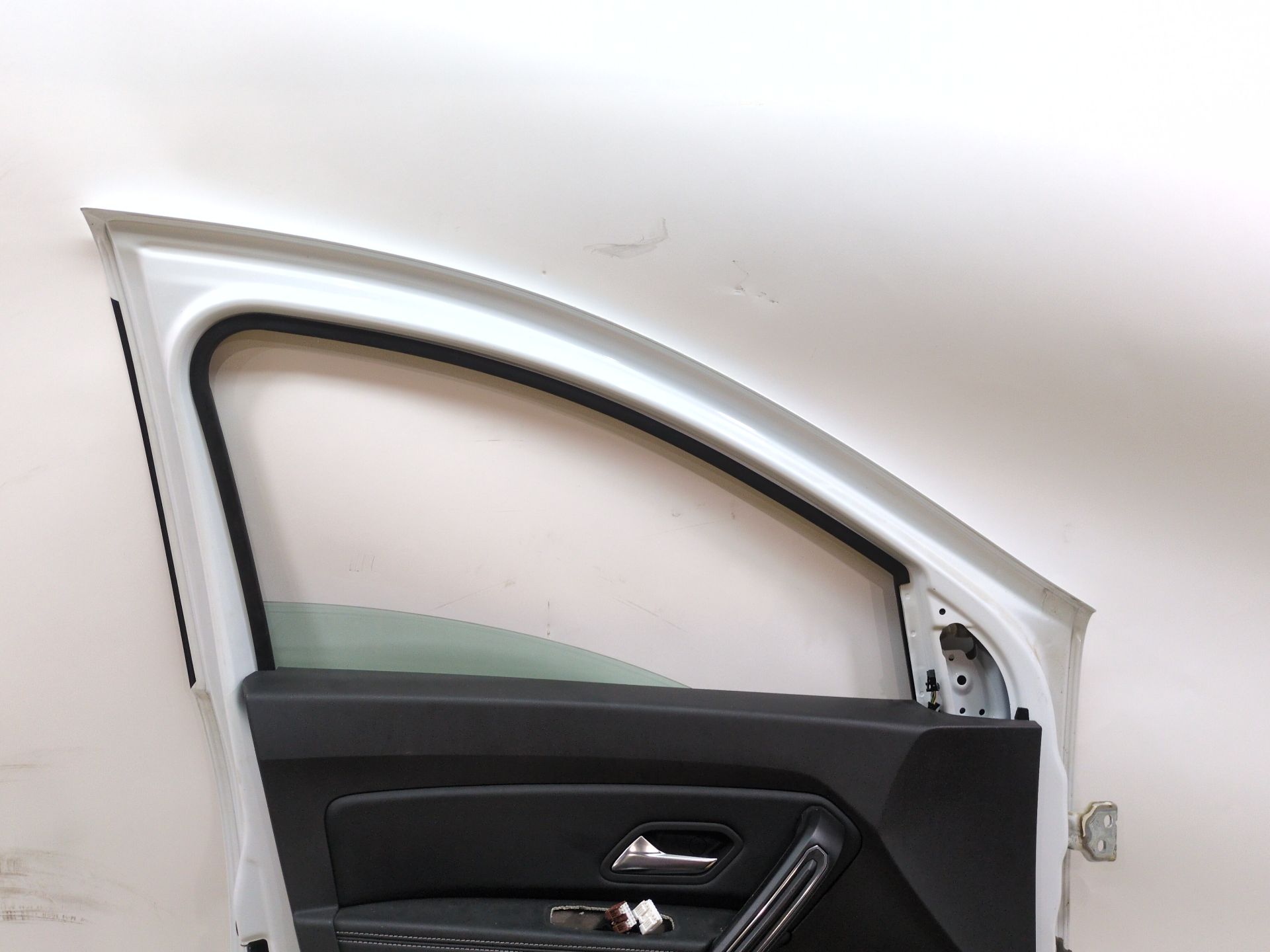 puerta_delantera_izquierda_801019736r_ice_white_bc_ov369_dacia_duster_hm_1_5_dci_115_hmad
