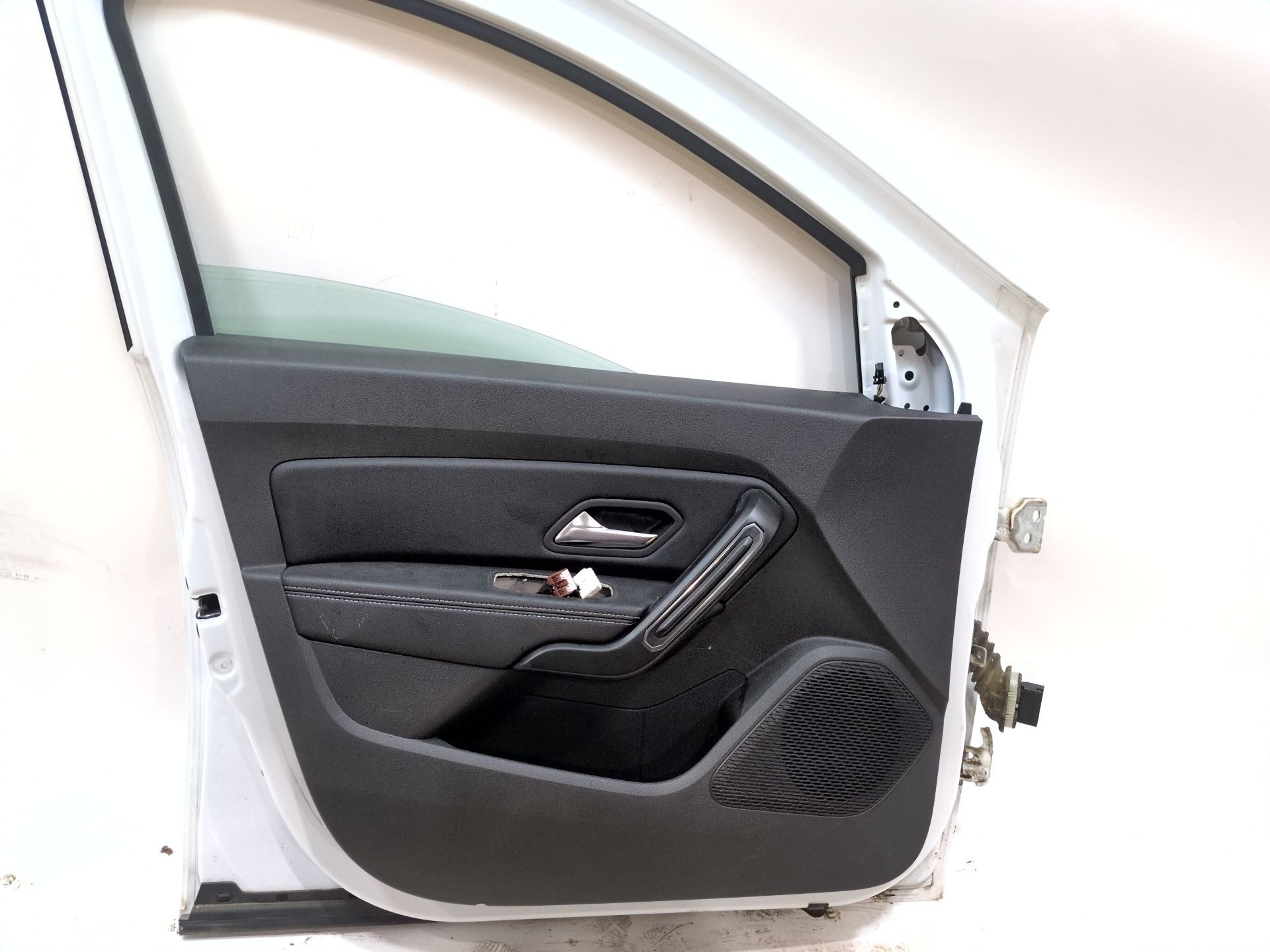 puerta_delantera_izquierda_801019736r_ice_white_bc_ov369_dacia_duster_hm_1_5_dci_115_hmad