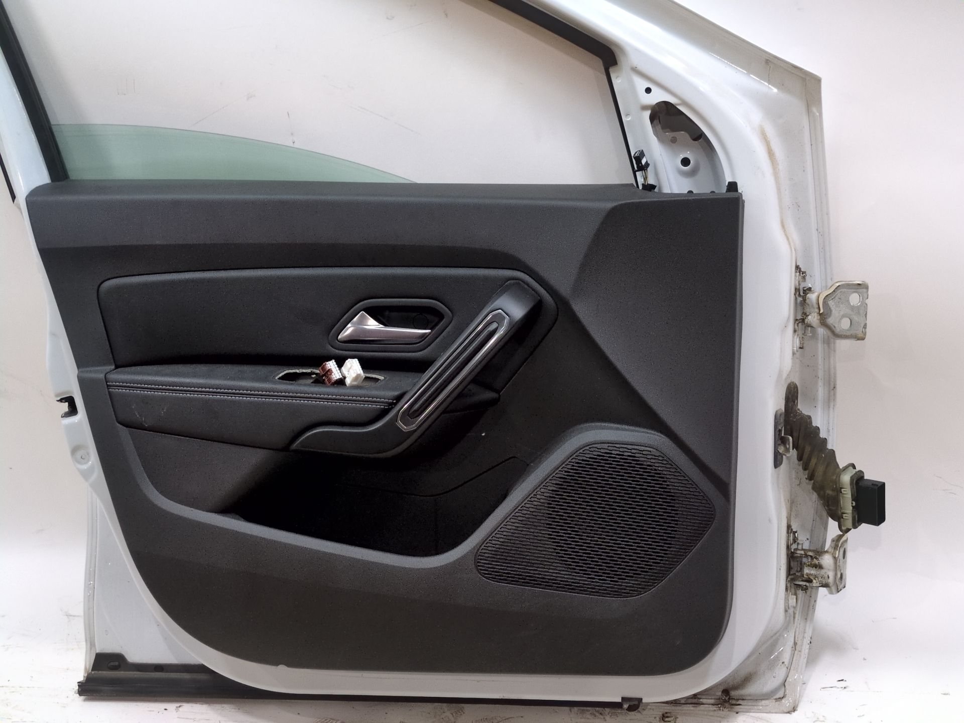 puerta_delantera_izquierda_801019736r_ice_white_bc_ov369_dacia_duster_hm_1_5_dci_115_hmad