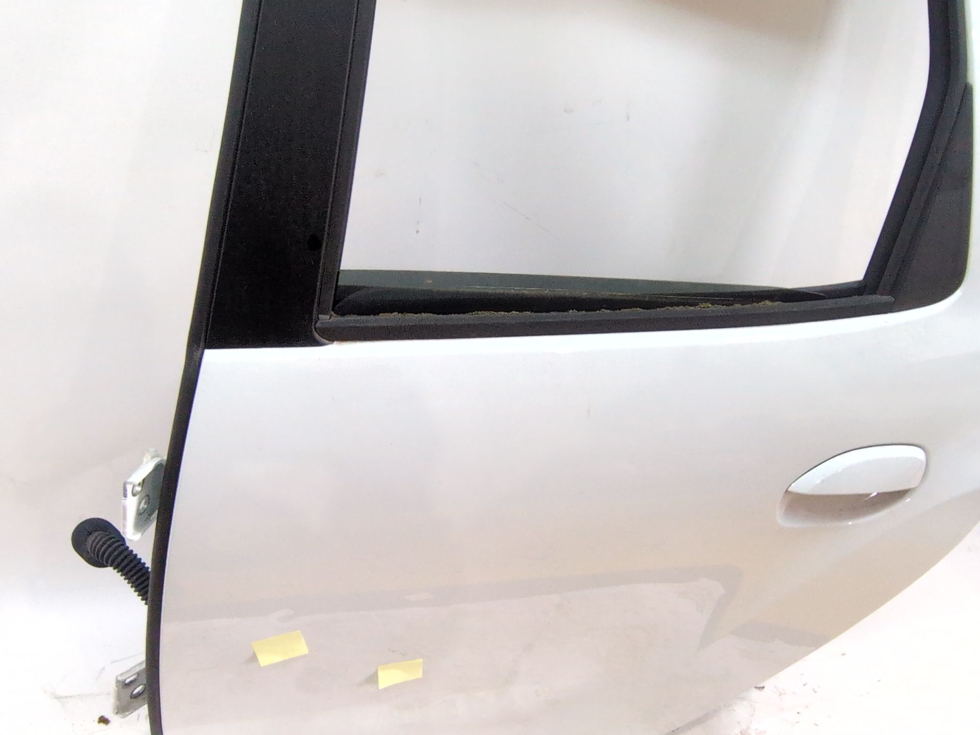 puerta_trasera_izquierda_821017139r_ice_white_bc_ov369_dacia_duster_hm_1_5_dci_115_hmad