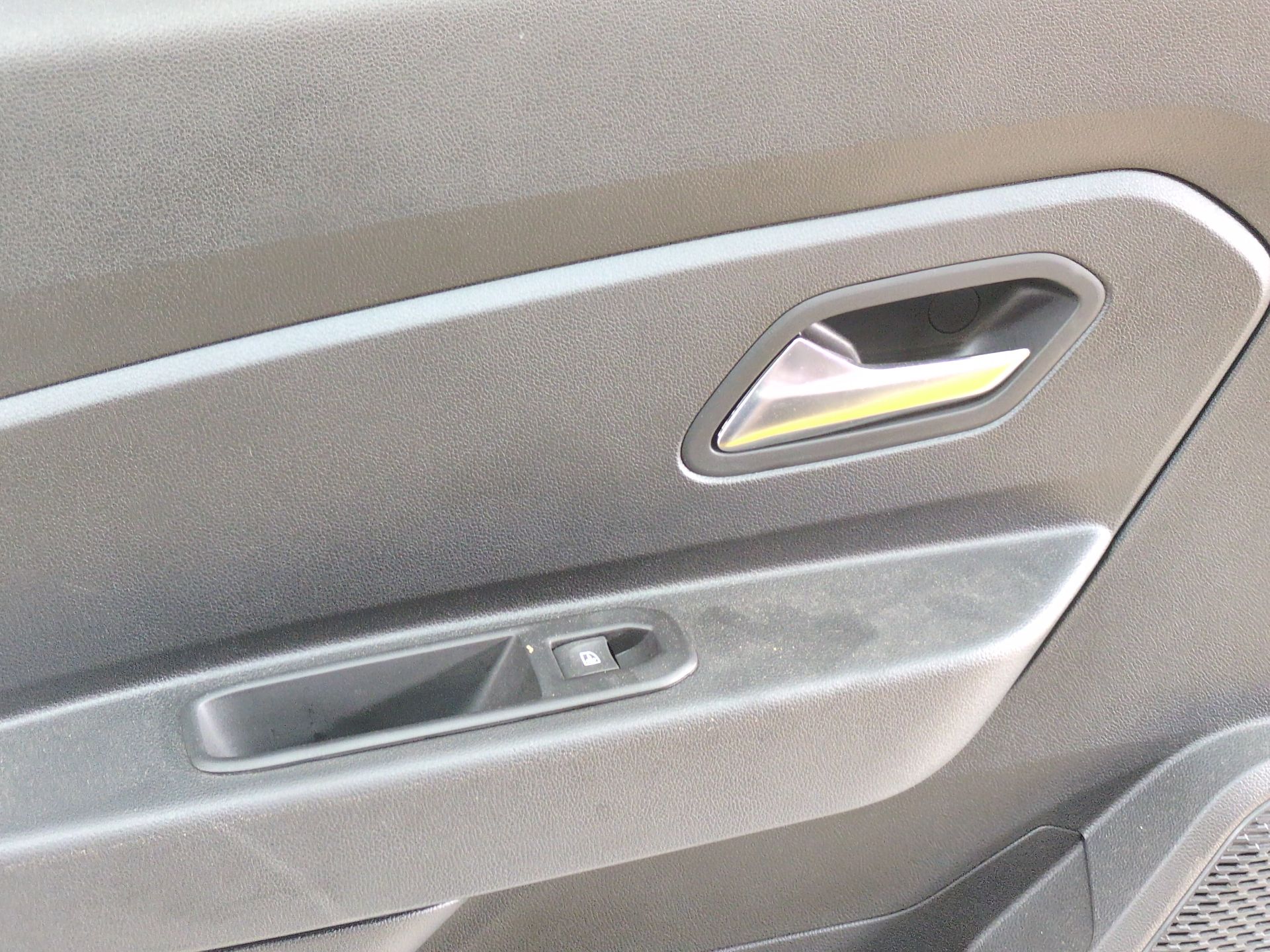 puerta_trasera_izquierda_821017139r_ice_white_bc_ov369_dacia_duster_hm_1_5_dci_115_hmad