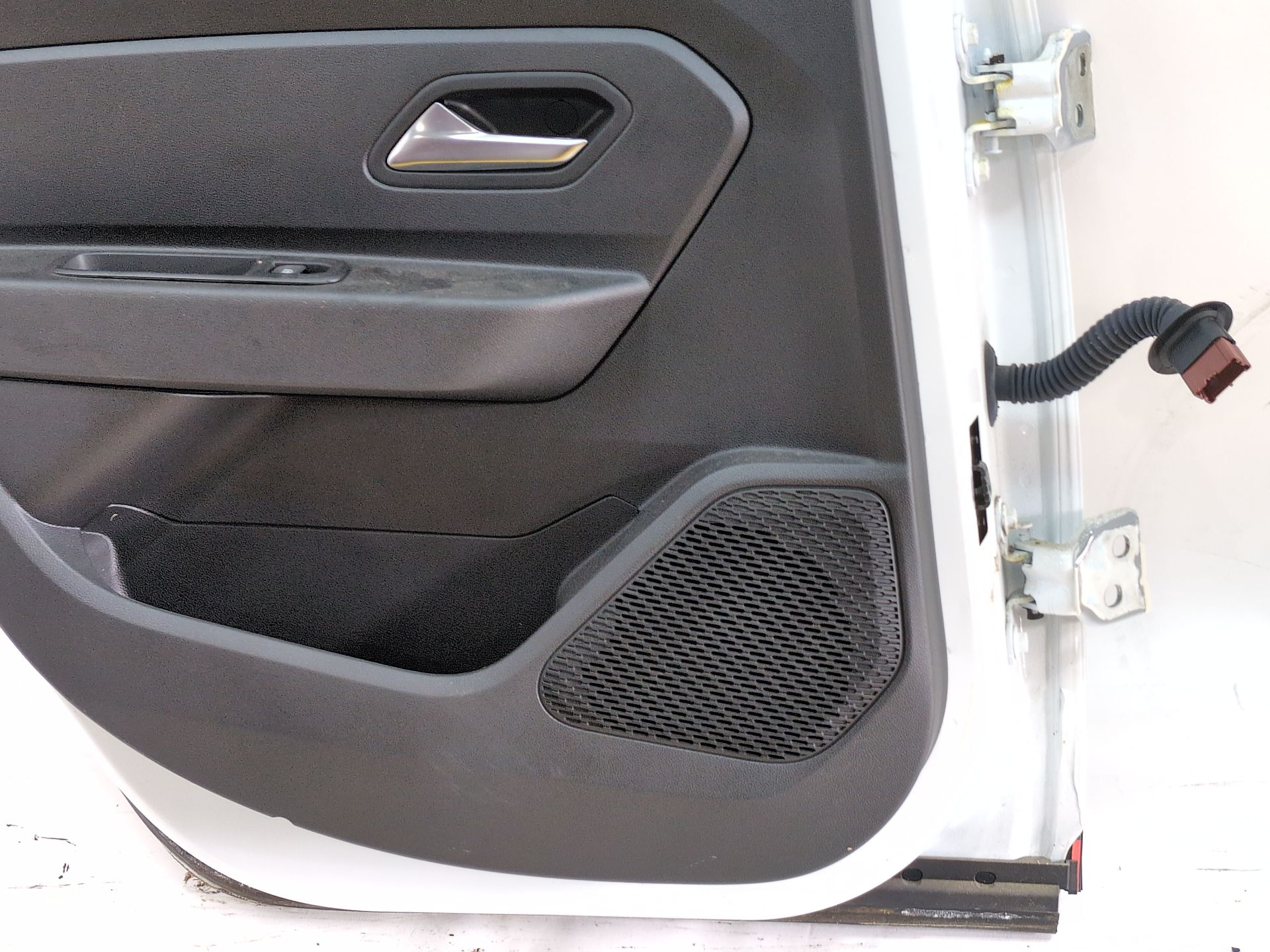 puerta_trasera_izquierda_821017139r_ice_white_bc_ov369_dacia_duster_hm_1_5_dci_115_hmad