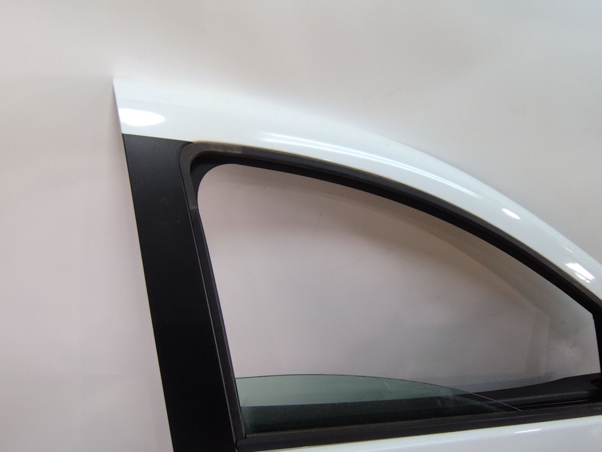 puerta_delantera_derecha_801002450r_ice_white_bc_ov369_dacia_duster_hm_1_5_dci_115_hmad