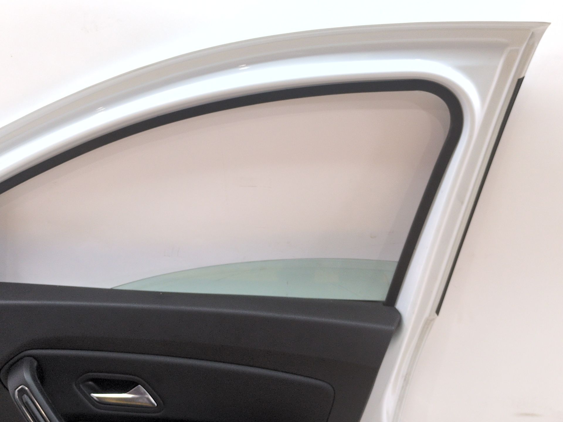 puerta_delantera_derecha_801002450r_ice_white_bc_ov369_dacia_duster_hm_1_5_dci_115_hmad