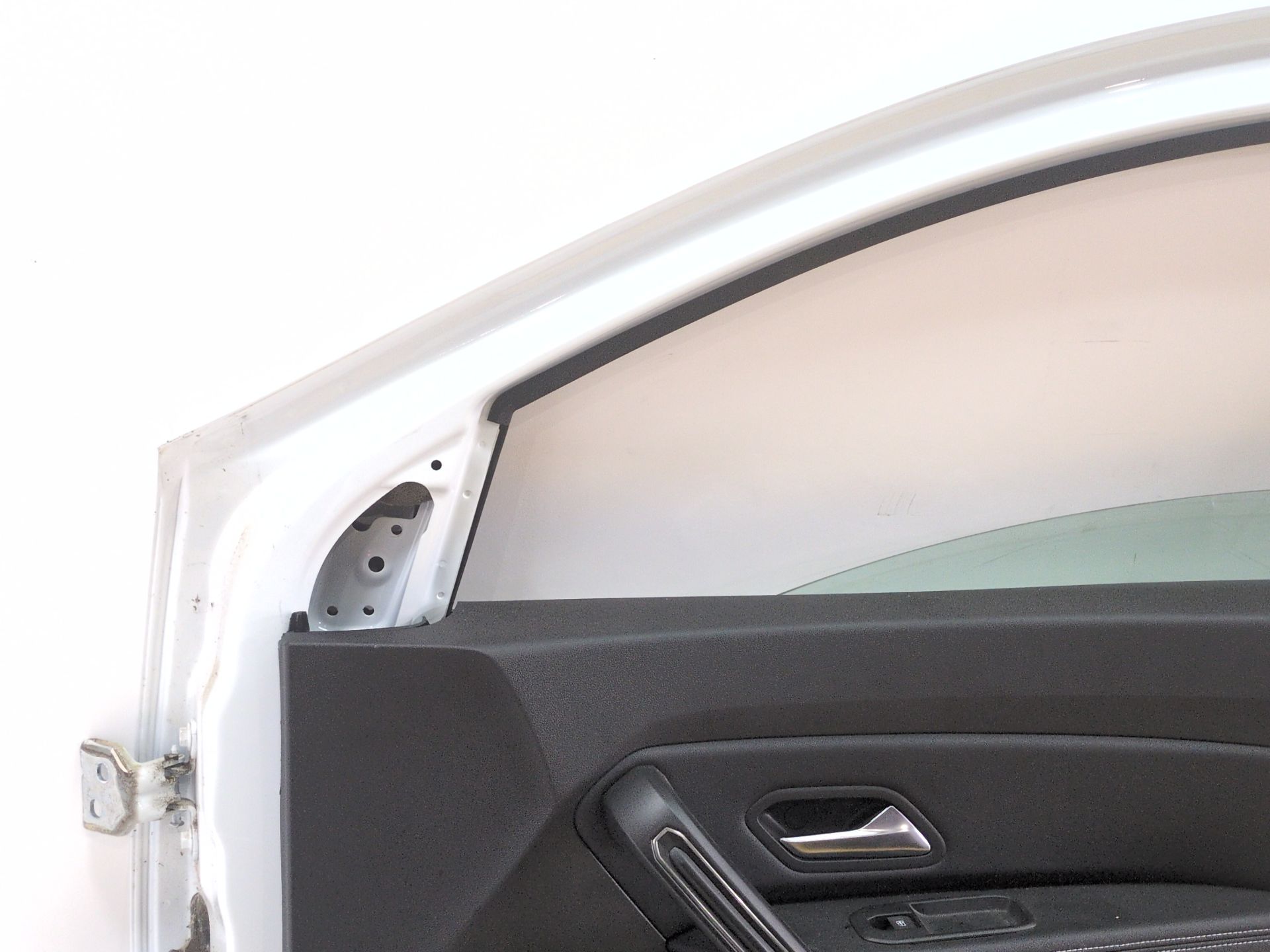 puerta_delantera_derecha_801002450r_ice_white_bc_ov369_dacia_duster_hm_1_5_dci_115_hmad