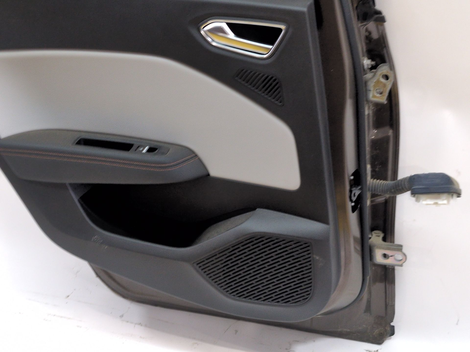 puerta_trasera_izquierda_821017920r_browm_vison_tecnm_renault_clio_v_b7_1_3_tce_140_b7n0