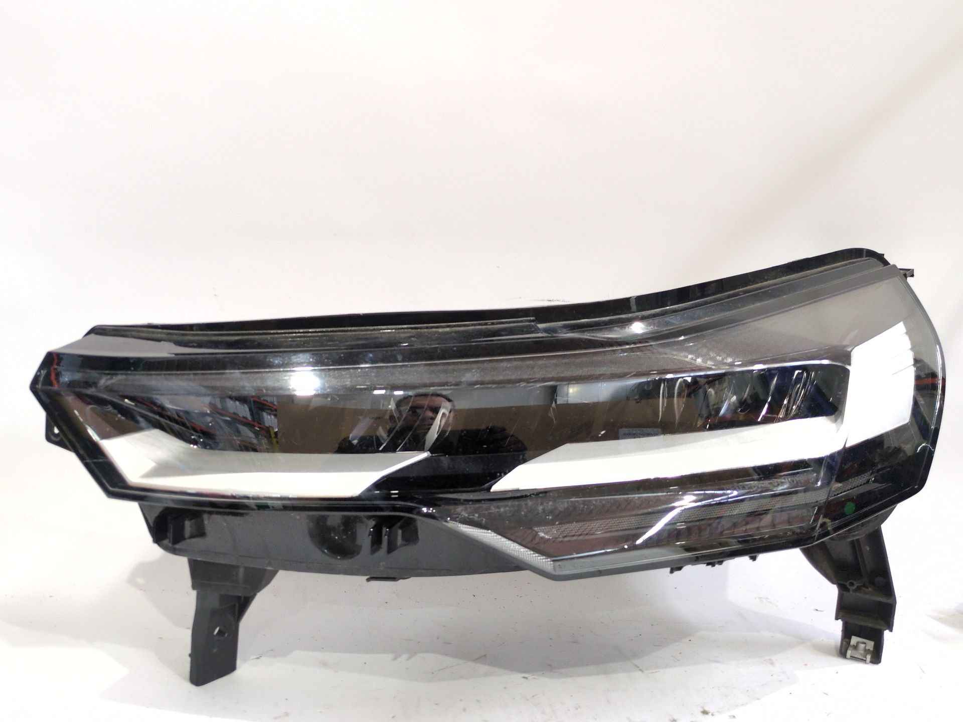 faro_izquierdo_260606466r_renault_captur_ii_hf_e_tech_145_hfmu_hfmm