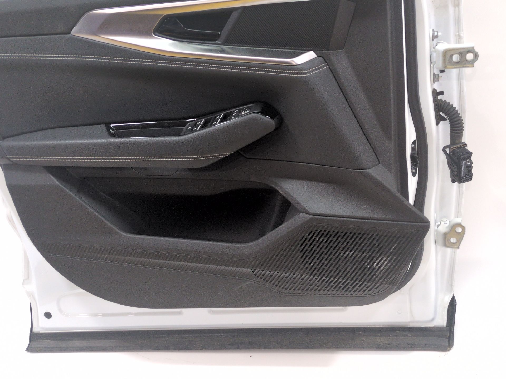 puerta_delantera_izquierda_801018968r_white_nacre_tpqnc_renault_austral_e_tech_200_hybrid