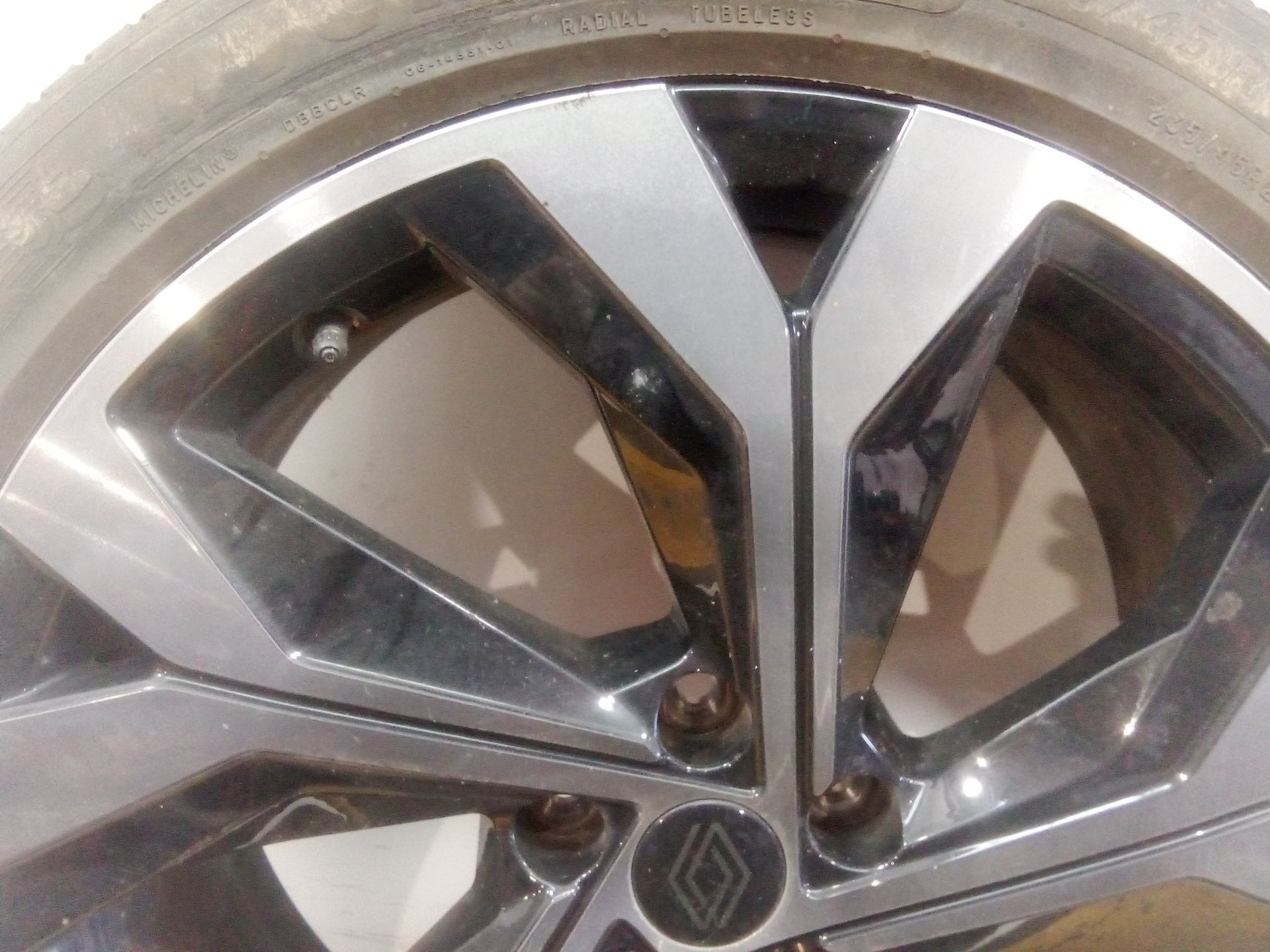 llanta_aluminio_403008811r_8jx20ch_235_45r20_renault_austral_tce_130