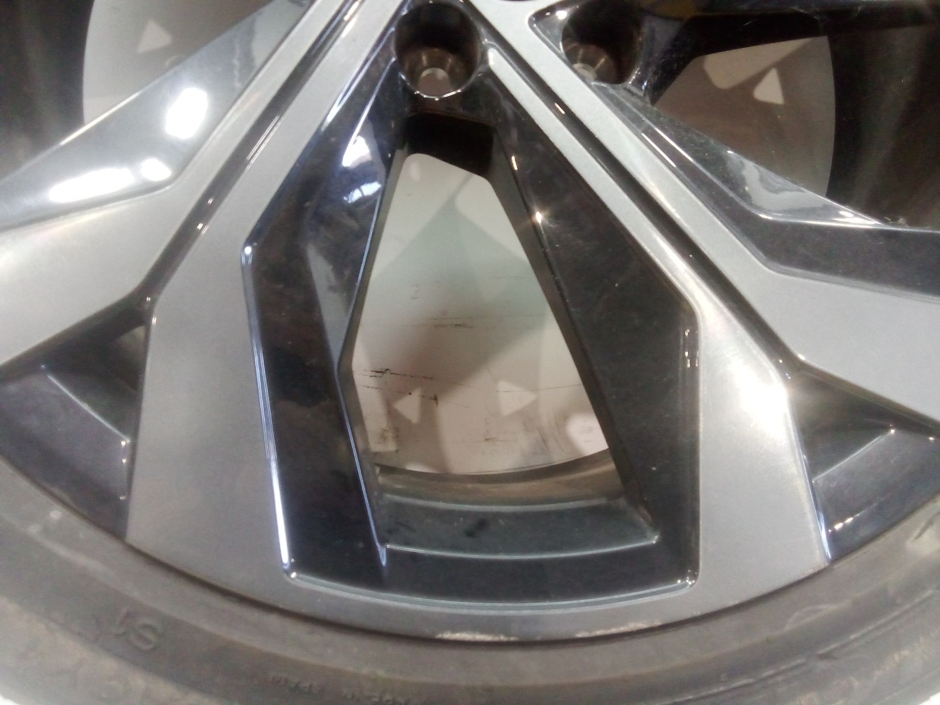 llanta_aluminio_403008811r_8jx20ch_235_45r20_renault_austral_tce_130