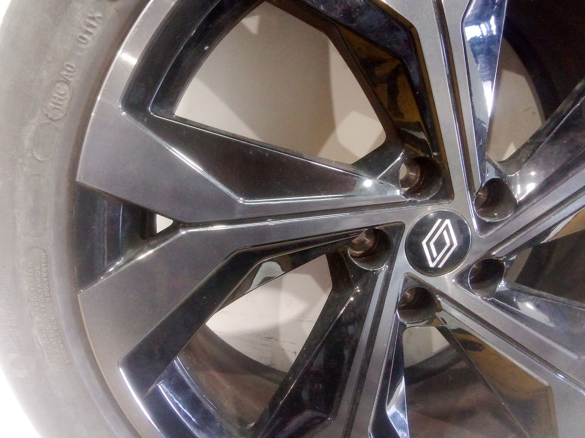 llanta_aluminio_403008811r_8jx20ch_235_45r20_renault_austral_tce_130