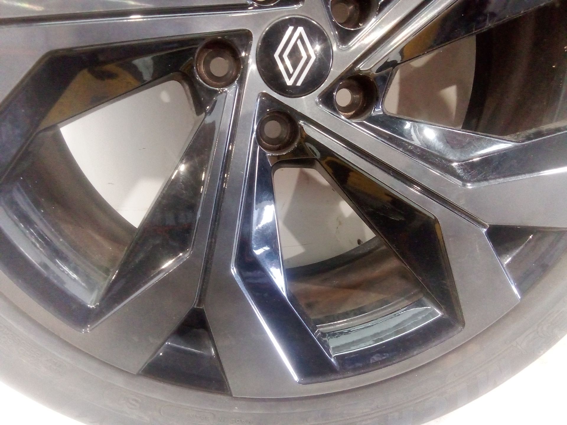 llanta_aluminio_403008811r_8jx20ch_235_45r20_renault_austral_tce_130