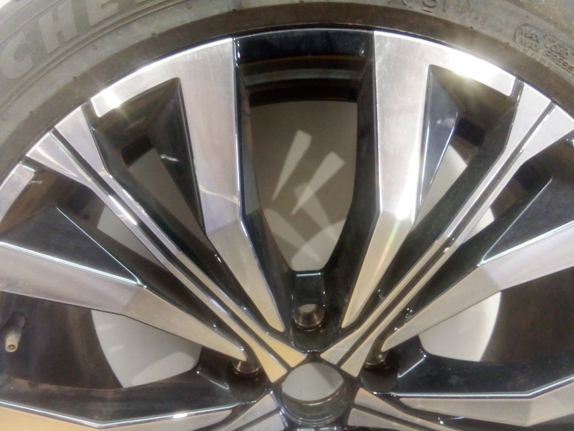 llanta_aluminio_403004261r_00819c07_235_45r20_renault_austral_tce_130