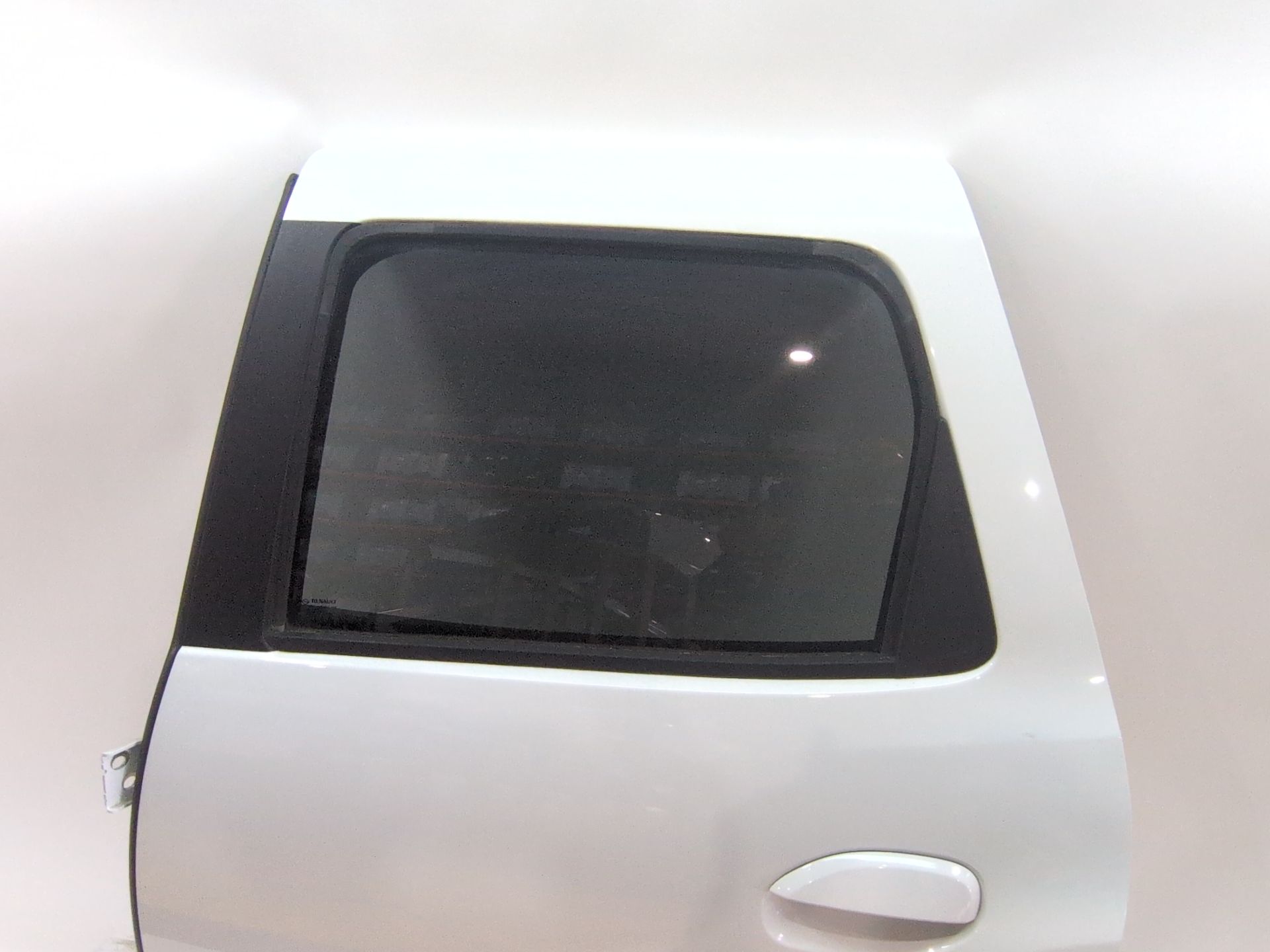 puerta_trasera_izquierda_821017139r_ice_white_bc_ov369_dacia_duster_hm_1_5_dci_115_hmad