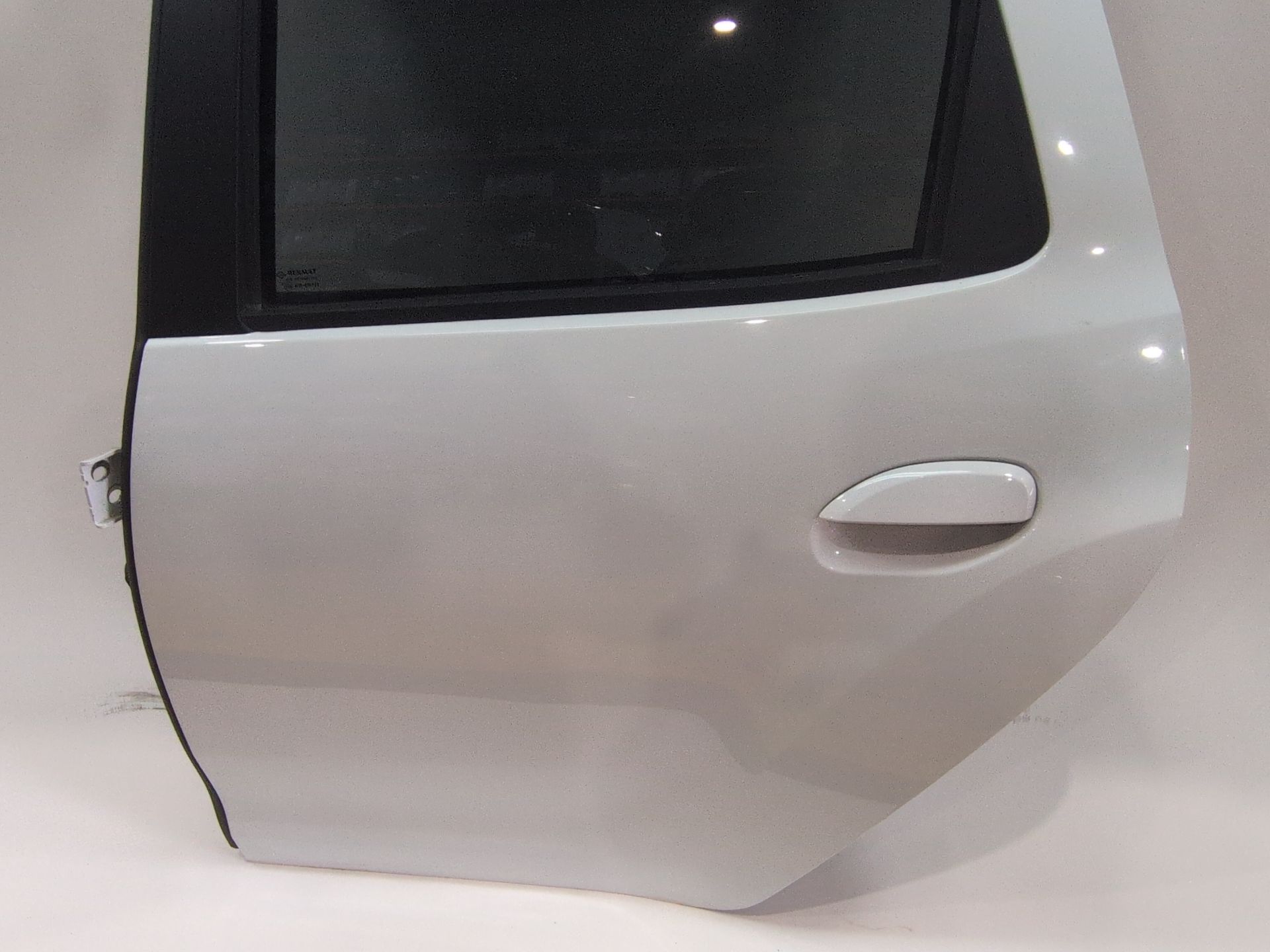 puerta_trasera_izquierda_821017139r_ice_white_bc_ov369_dacia_duster_hm_1_5_dci_115_hmad