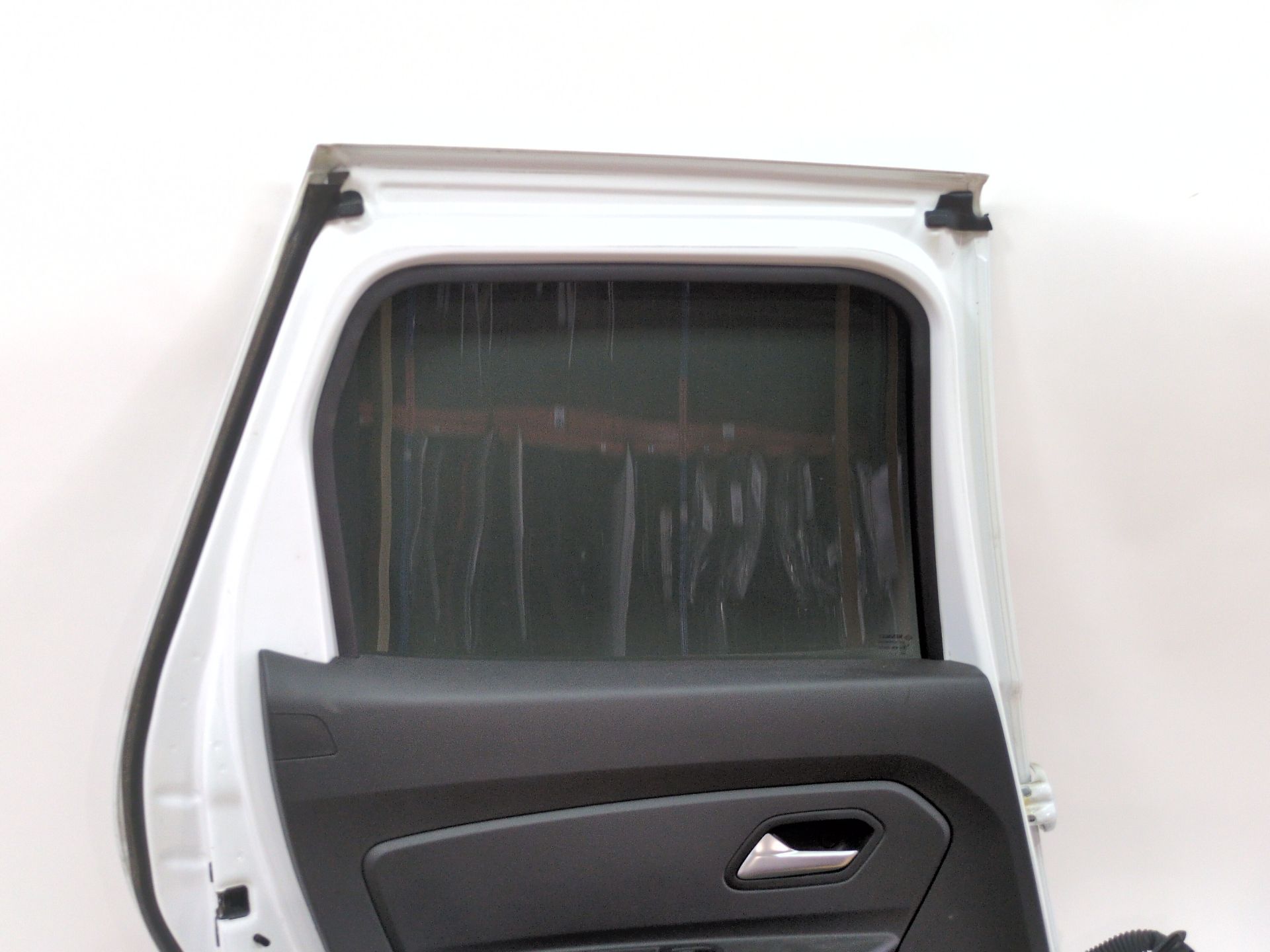 puerta_trasera_izquierda_821017139r_ice_white_bc_ov369_dacia_duster_hm_1_5_dci_115_hmad