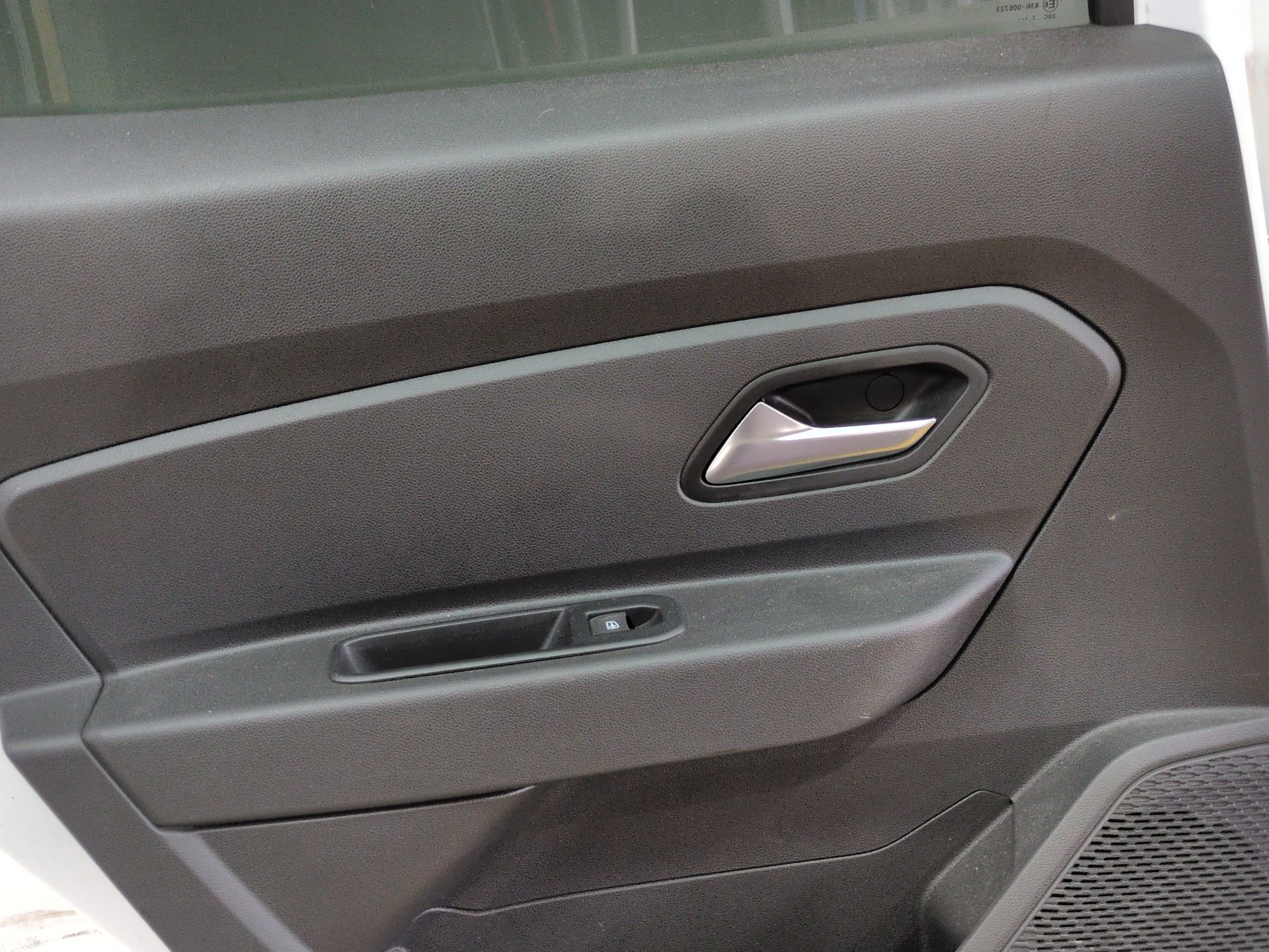 puerta_trasera_izquierda_821017139r_ice_white_bc_ov369_dacia_duster_hm_1_5_dci_115_hmad