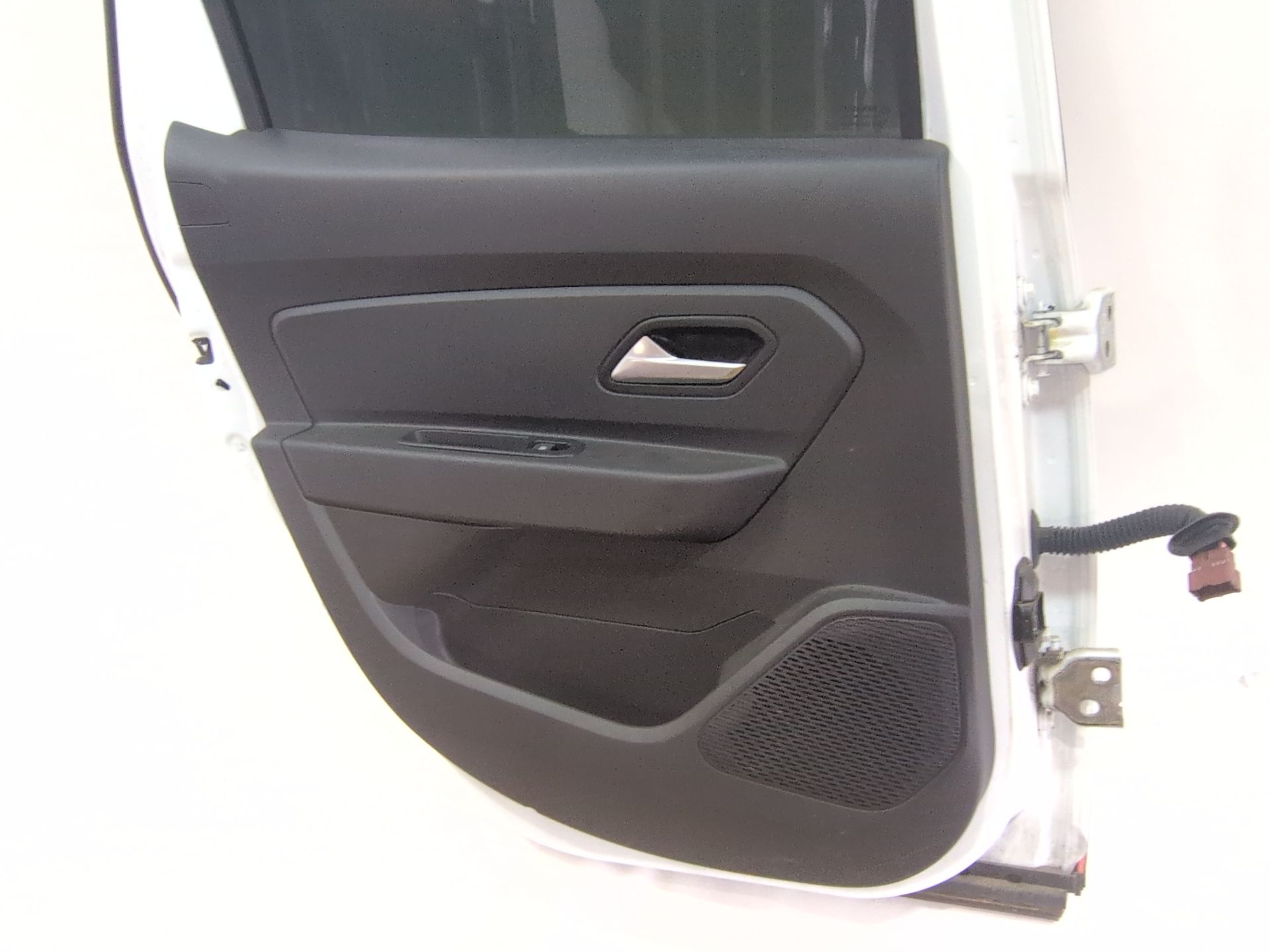 puerta_trasera_izquierda_821017139r_ice_white_bc_ov369_dacia_duster_hm_1_5_dci_115_hmad
