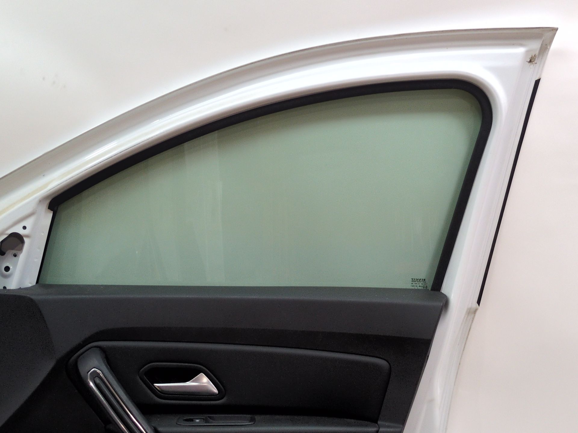 puerta_delantera_derecha_801002450r_ice_white_bc_ov369_dacia_duster_hm_1_5_dci_115_hmad