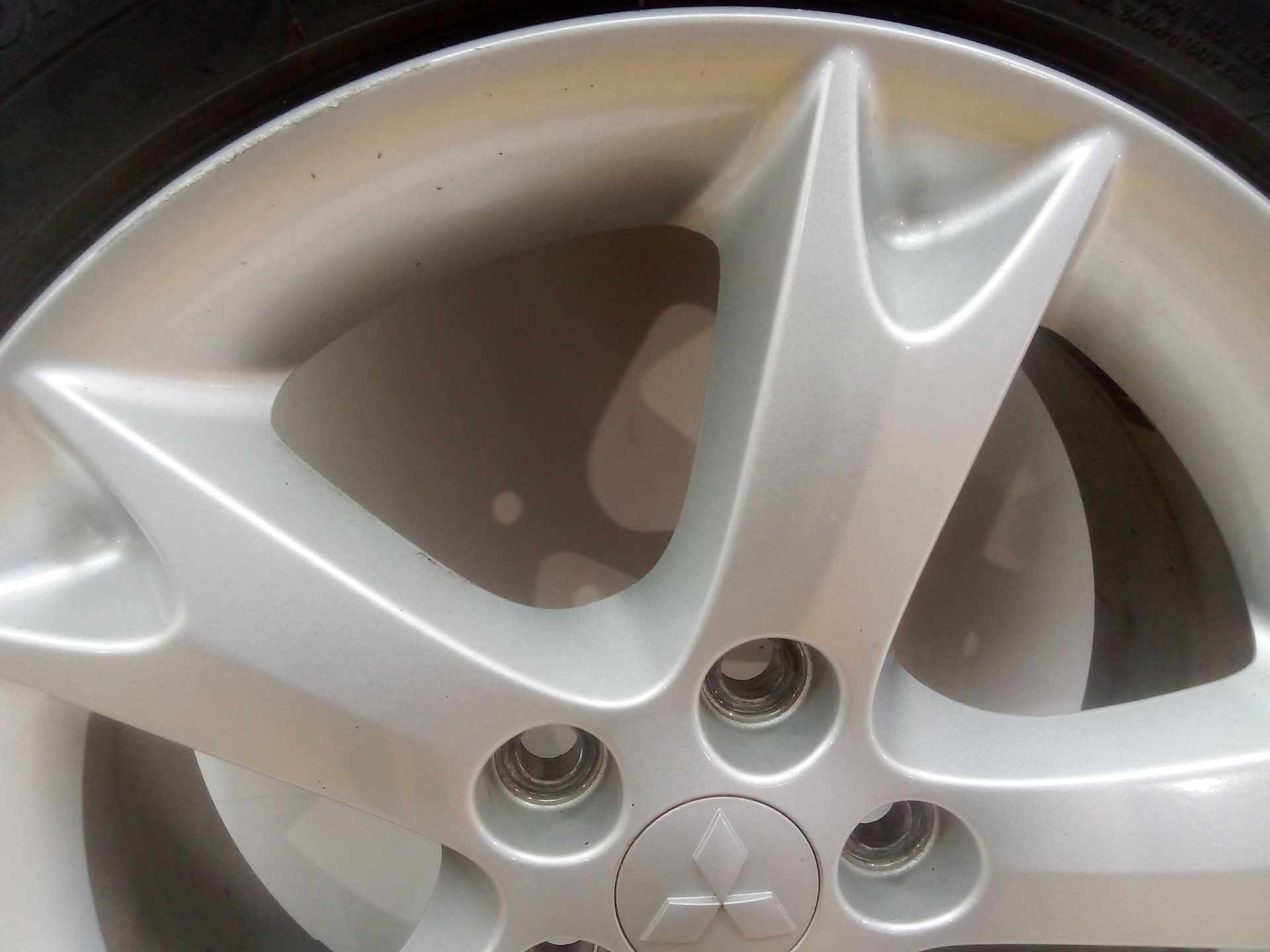 llanta_aluminio_j17x7j46_215_55zr1798w_mitsubishi_grandis_na_w_2_0_di_d_na8w