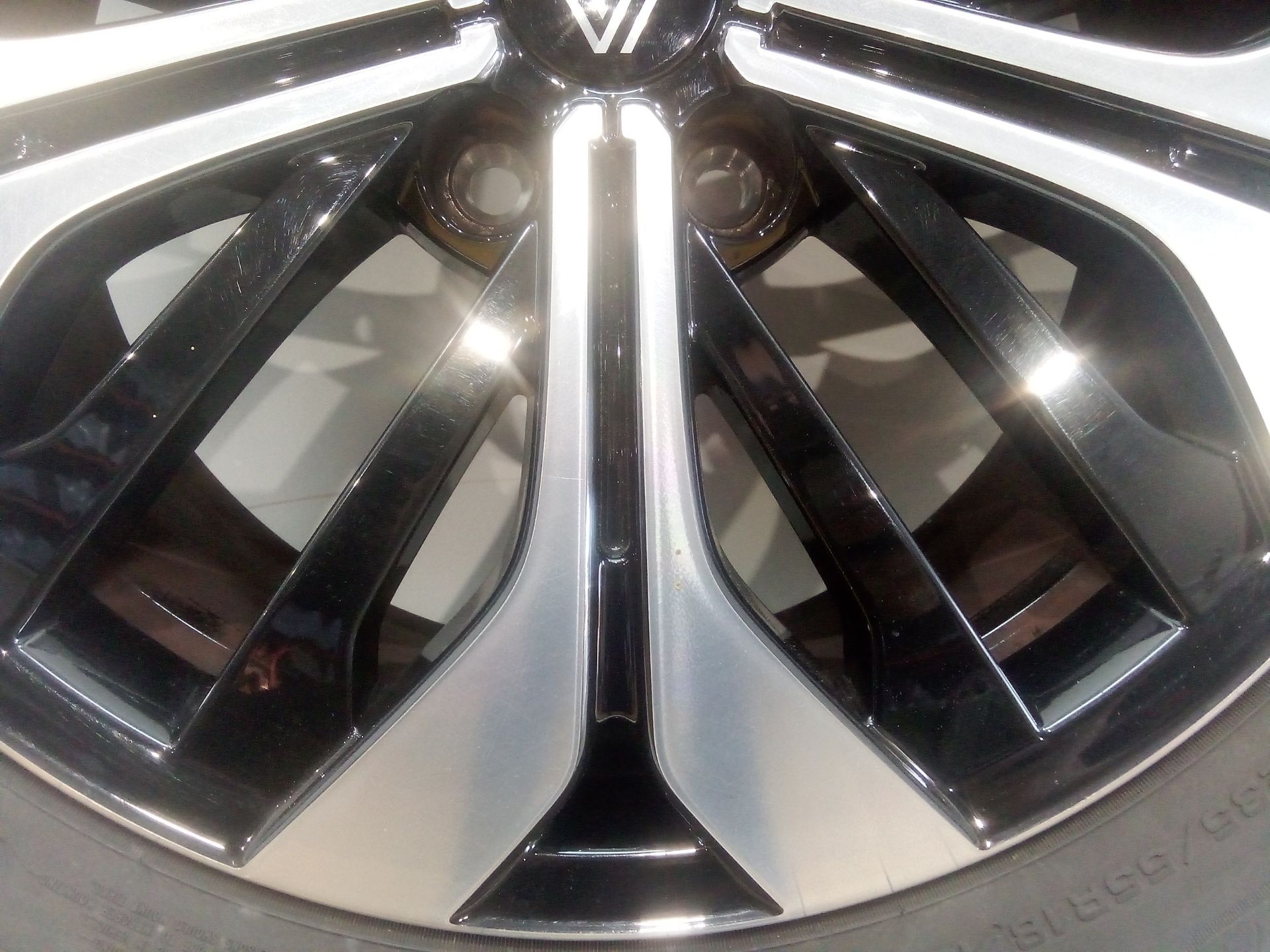 llanta_aluminio_403007567r_7_5jx18_ch_5_45_235_55r18_100v_renault_austral_e_tech_200_hybrid