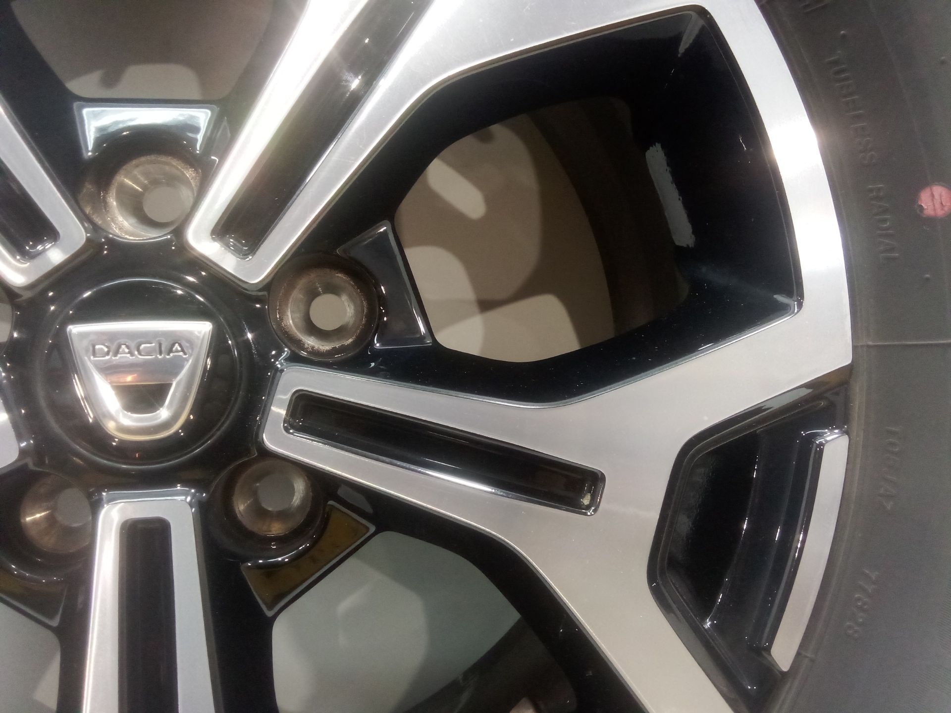 llanta_aluminio_403004100r_kc71503_215_60r1796h_dacia_duster_hm_1_3_tce_150_hmm3