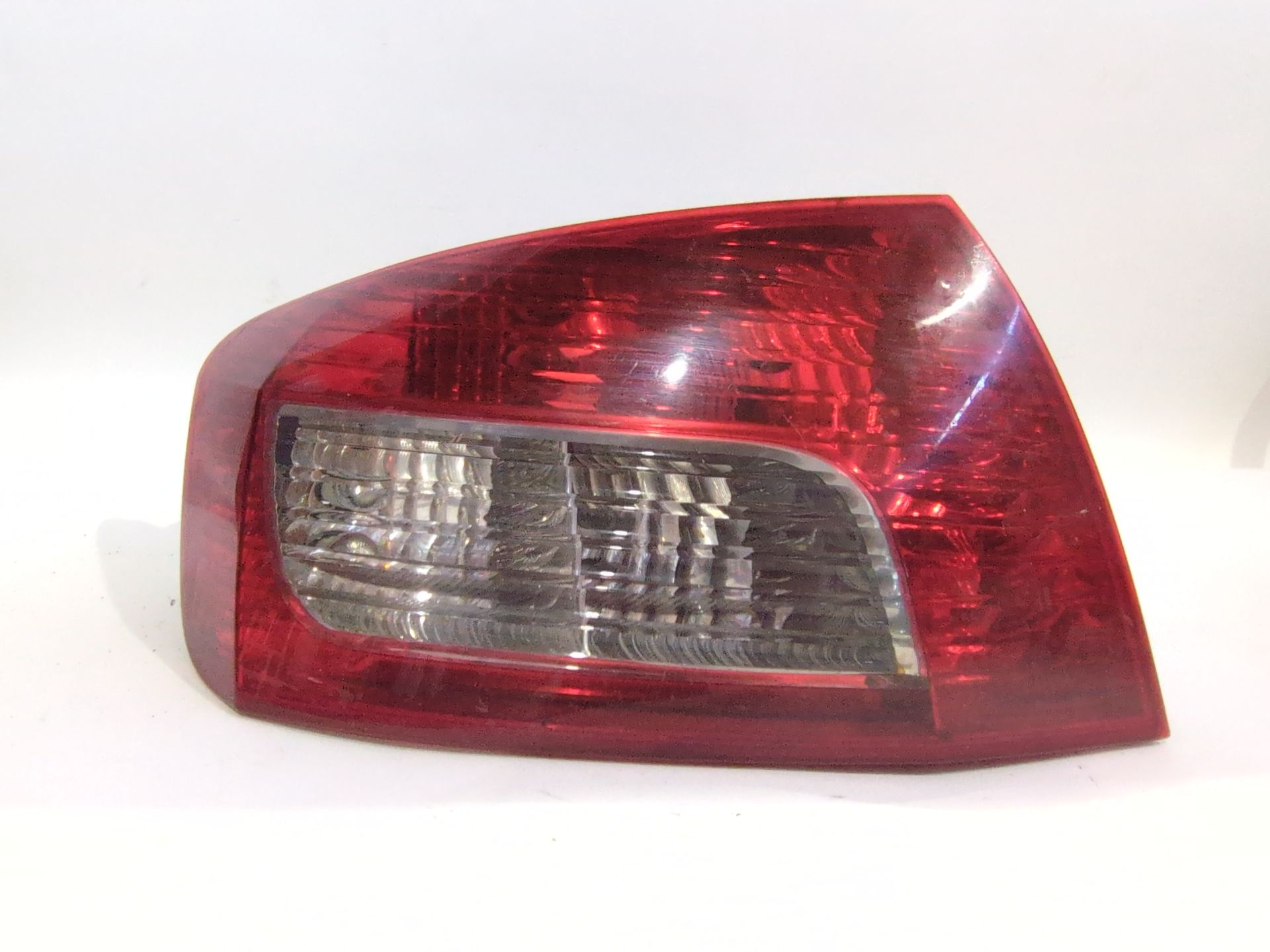 PILOTO TRASERO IZQUIERDO PEUGEOT 407 (6D_) 2.0 HDI 135 (6DRHRH 6DRHRE 6DRHRG 6DRHRJ)