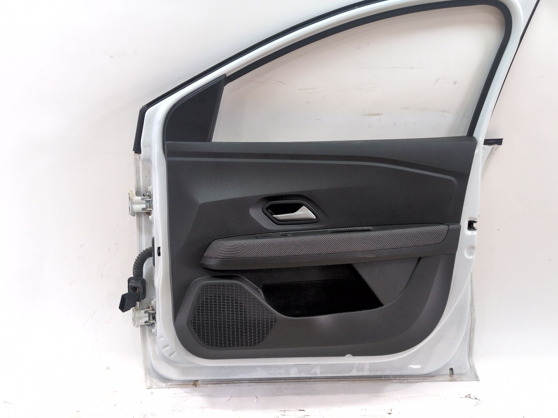 puerta_delantera_derecha_801002545r_ice_white_bc_ov369_dacia_sandero_iii_1_0_tce_100